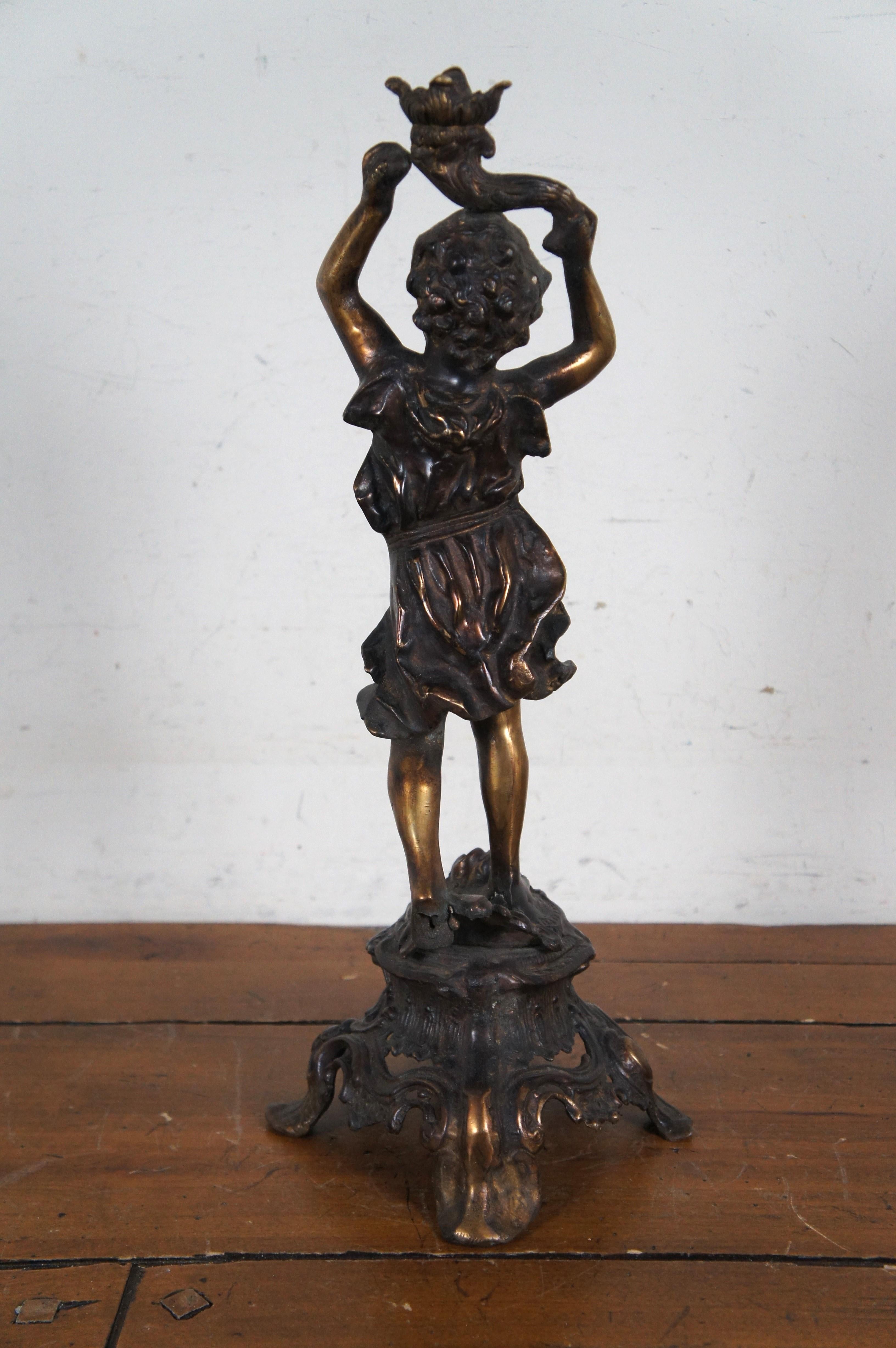XX secolo Statua francese neolcassica in bronzo fuso di ragazzo con torcia e portacandele figurato in vendita
