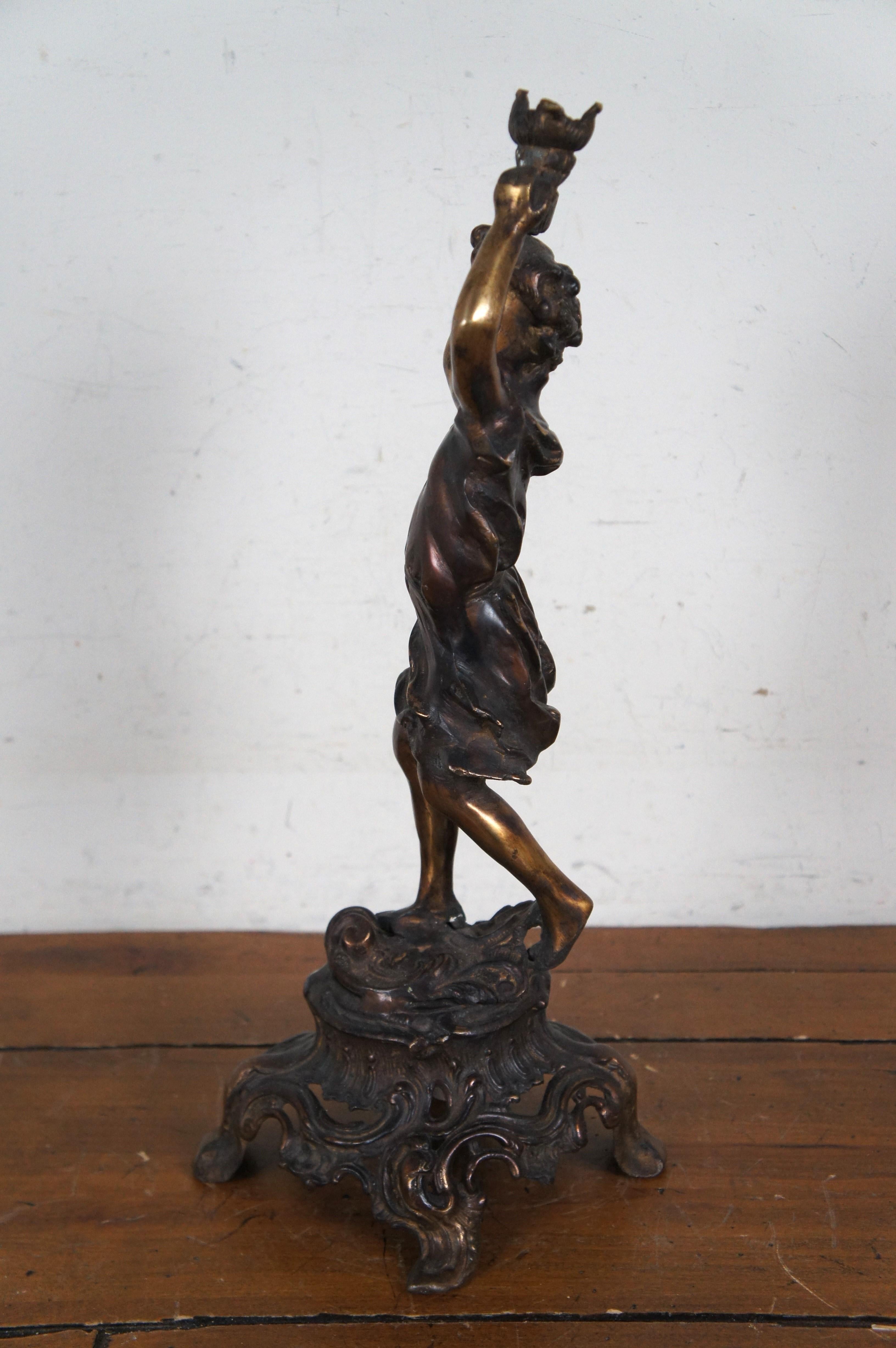 Bronzo Statua francese neolcassica in bronzo fuso di ragazzo con torcia e portacandele figurato in vendita
