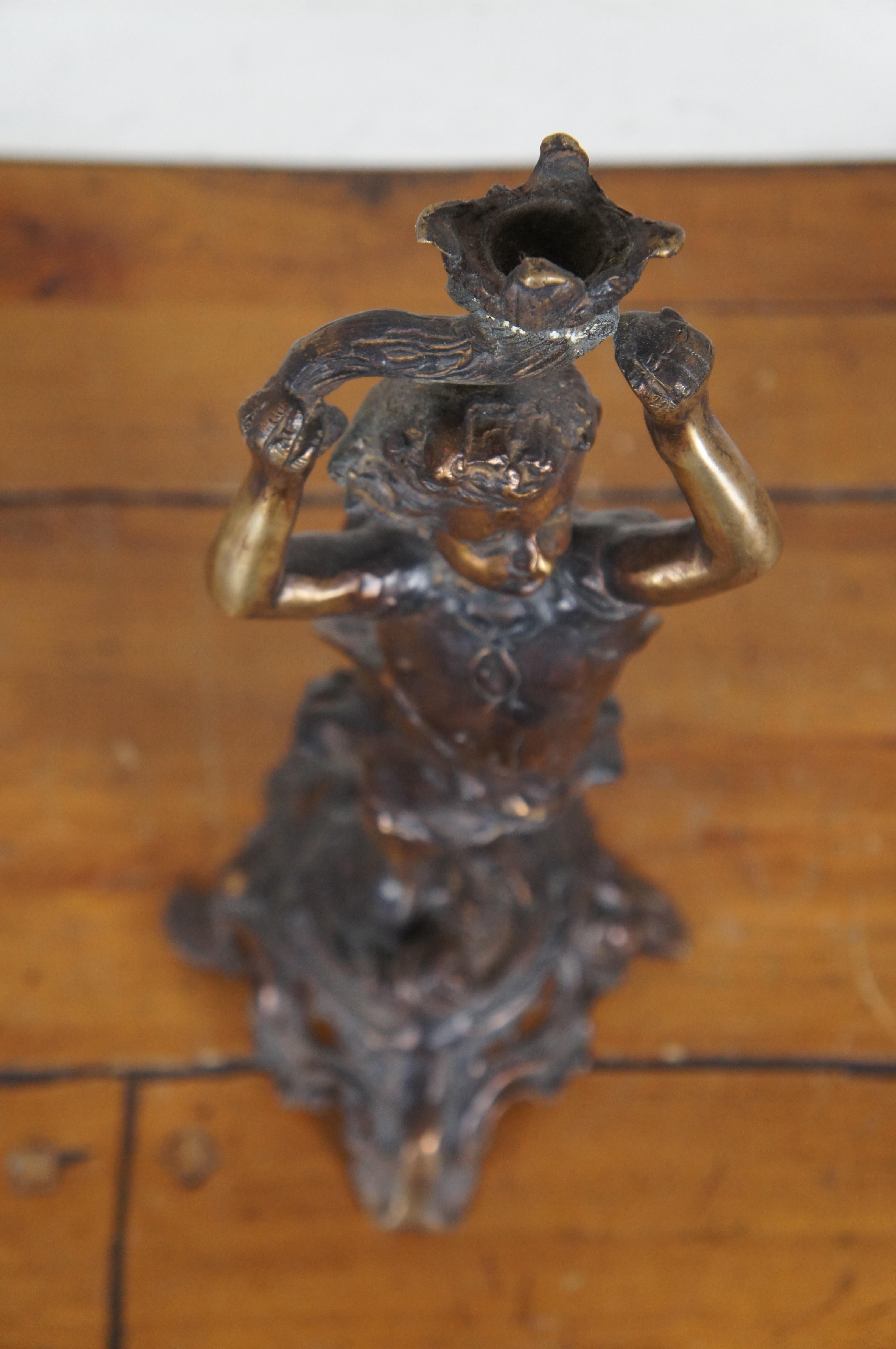 Statua francese neolcassica in bronzo fuso di ragazzo con torcia e portacandele figurato in vendita 1