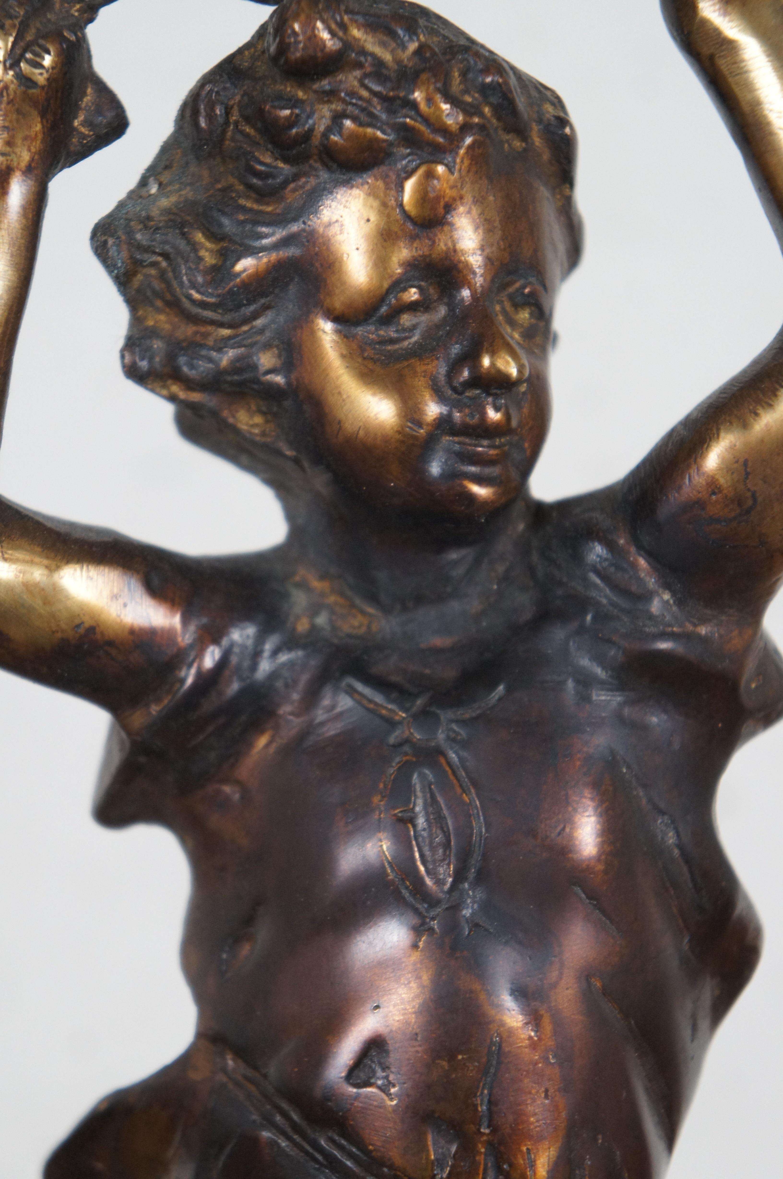 Statua francese neolcassica in bronzo fuso di ragazzo con torcia e portacandele figurato in vendita 3