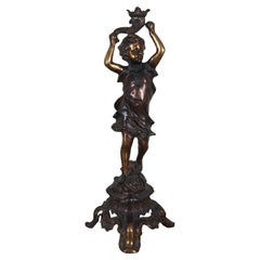 Statue néolcassique française d'un garçon avec un porte-bougie figuratif en bronze moulé 19 pouces