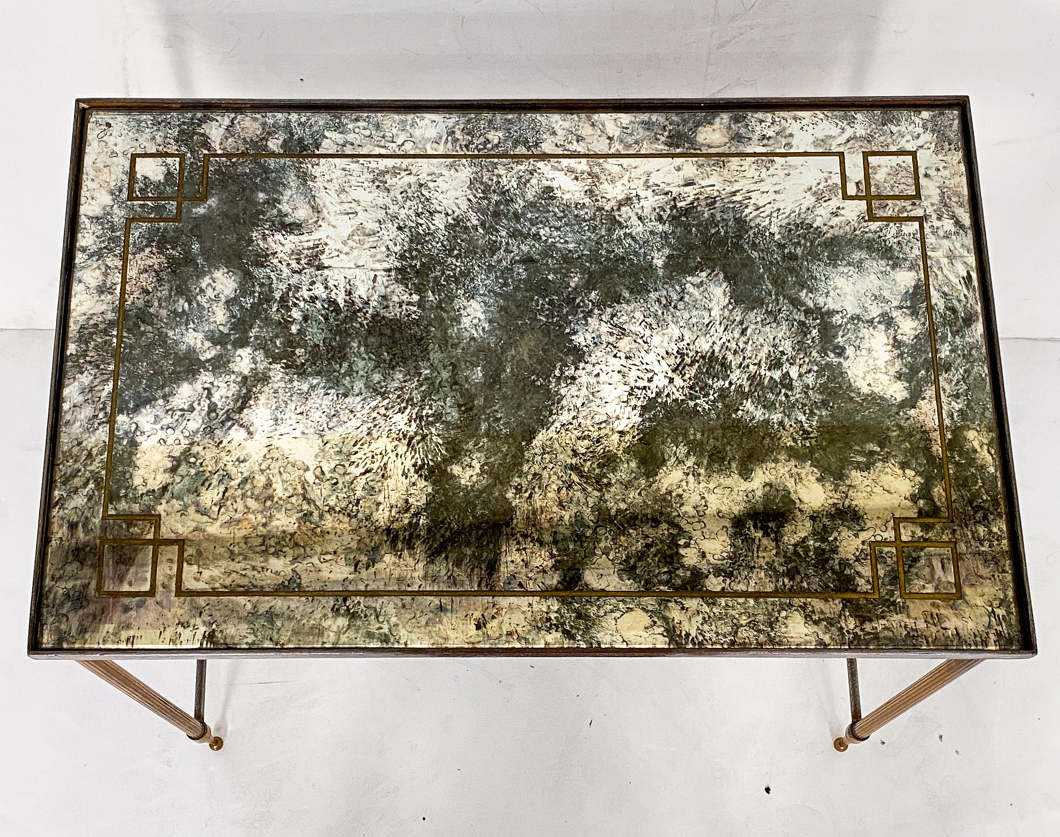 Tables gigognes françaises en laiton et verre miroité fumé tacheté en vente 6