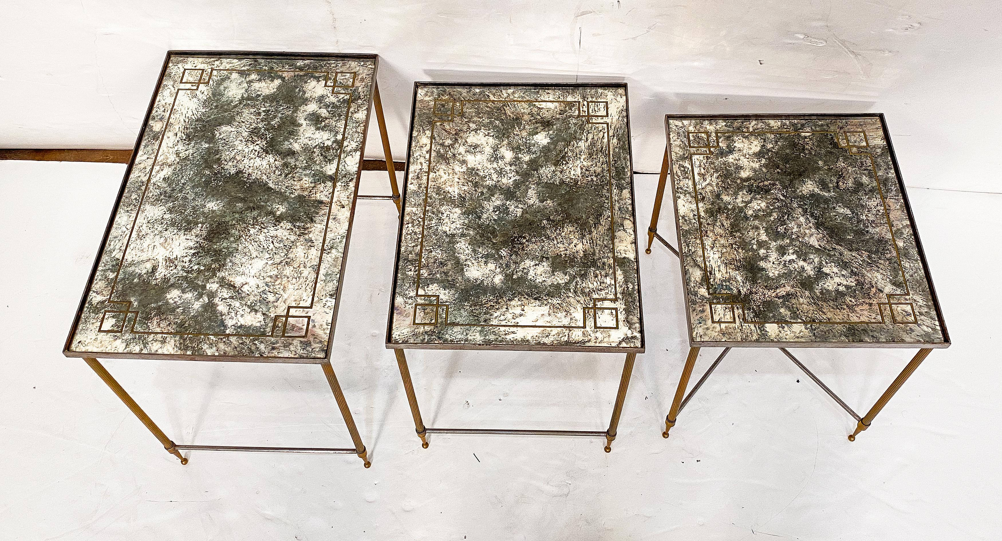 Tables gigognes françaises en laiton et verre miroité fumé tacheté en vente 9