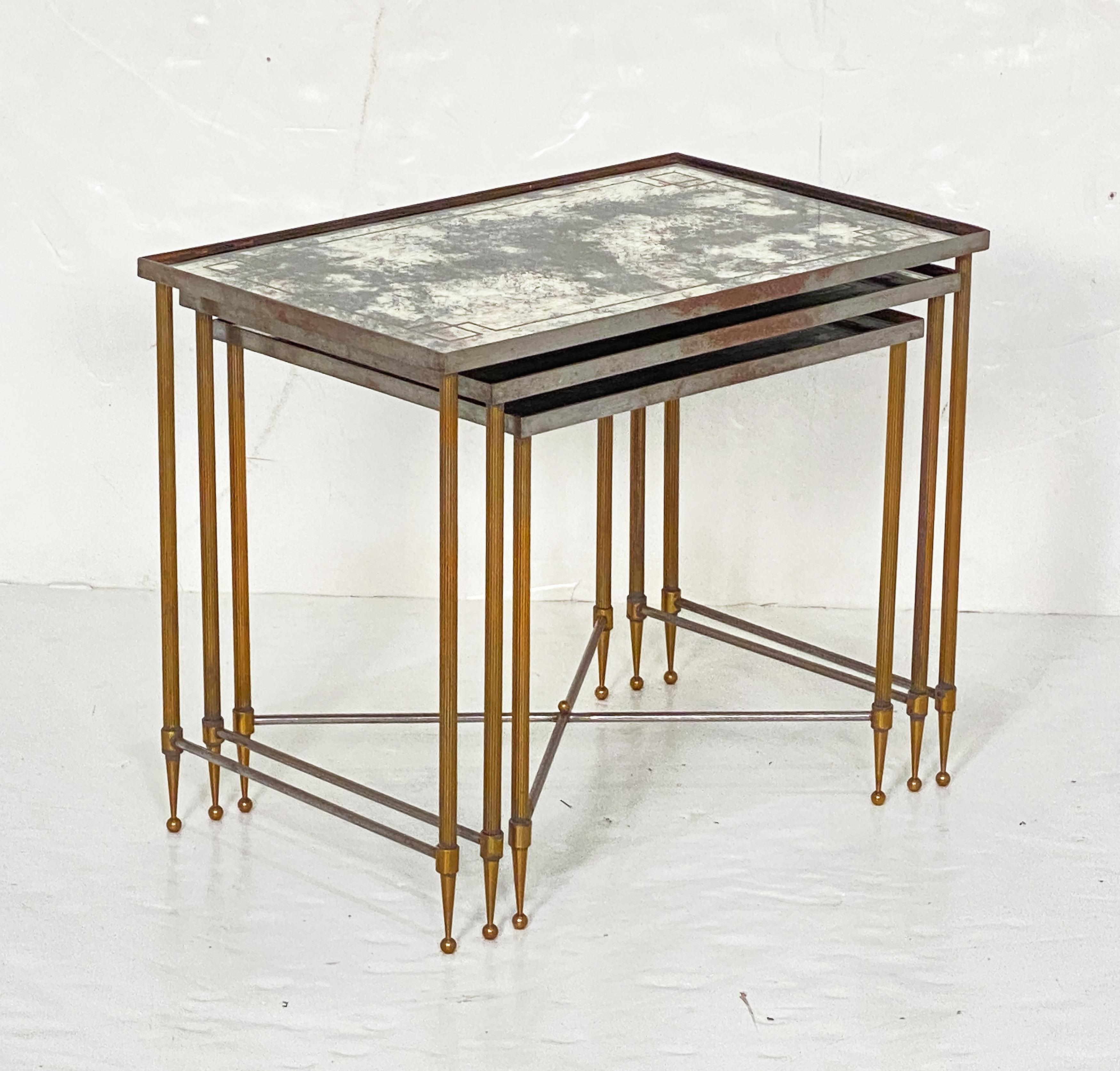 20ième siècle Tables gigognes françaises en laiton et verre miroité fumé tacheté en vente