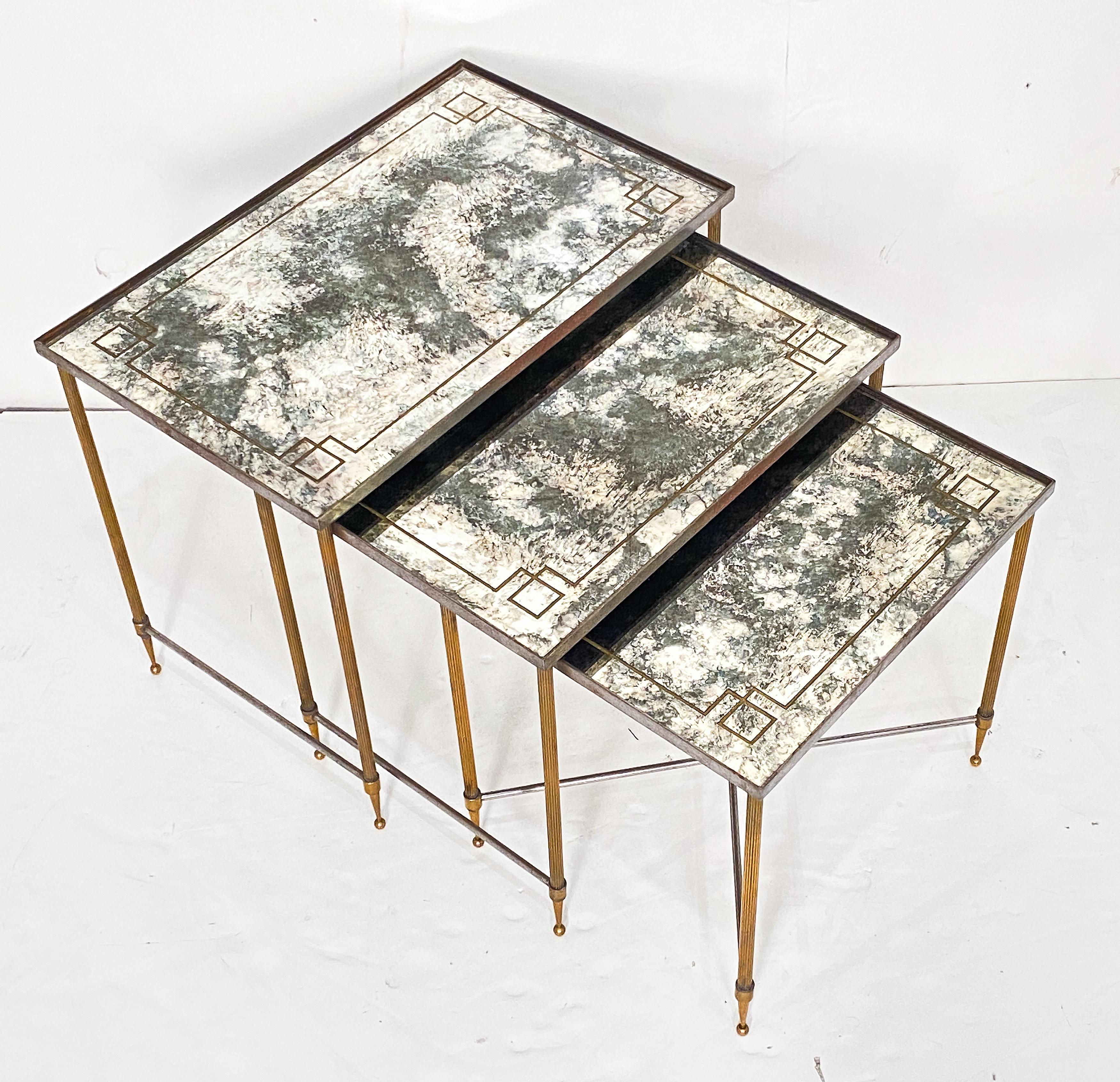 Tables gigognes françaises en laiton et verre miroité fumé tacheté en vente 2