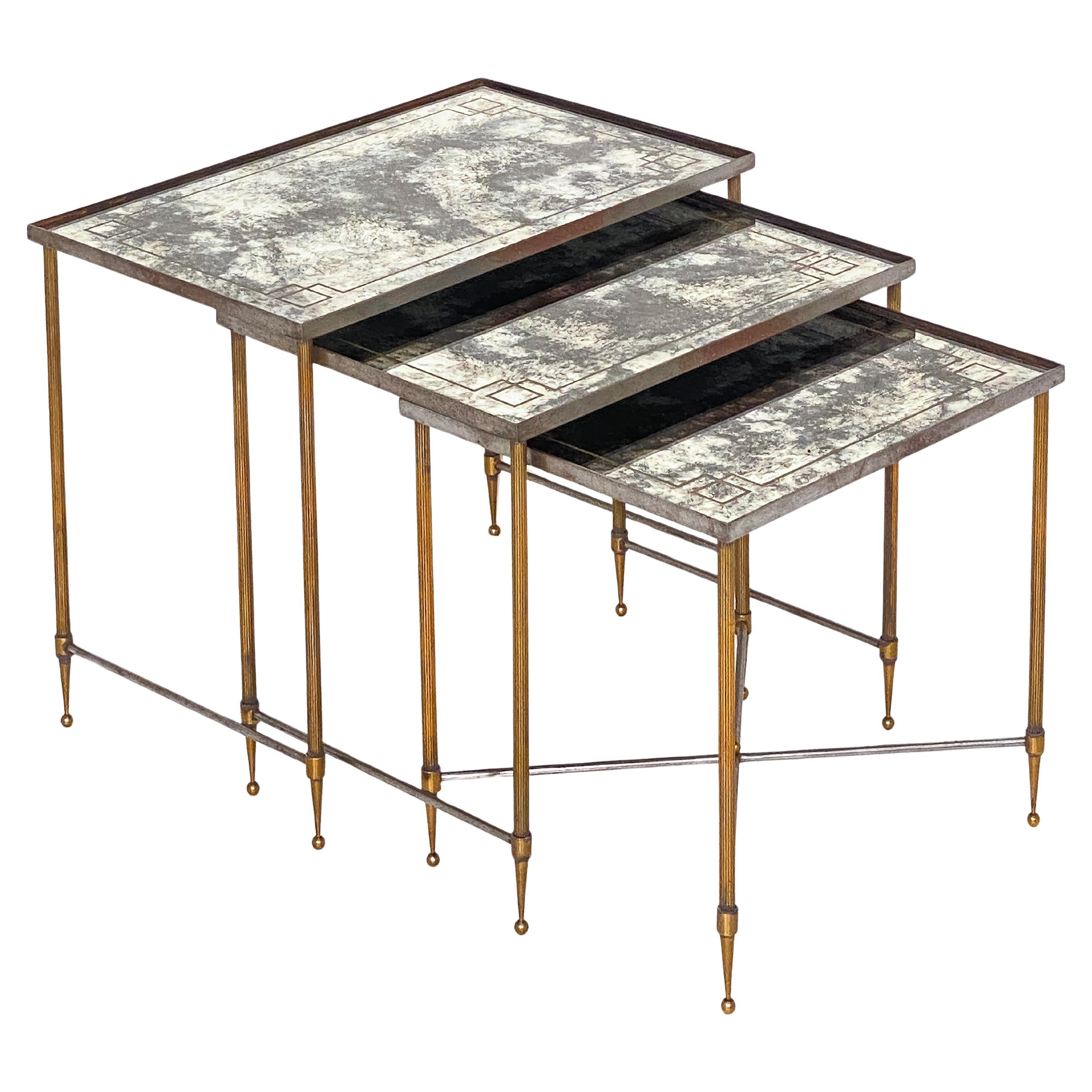 Tables gigognes françaises en laiton et verre miroité fumé tacheté