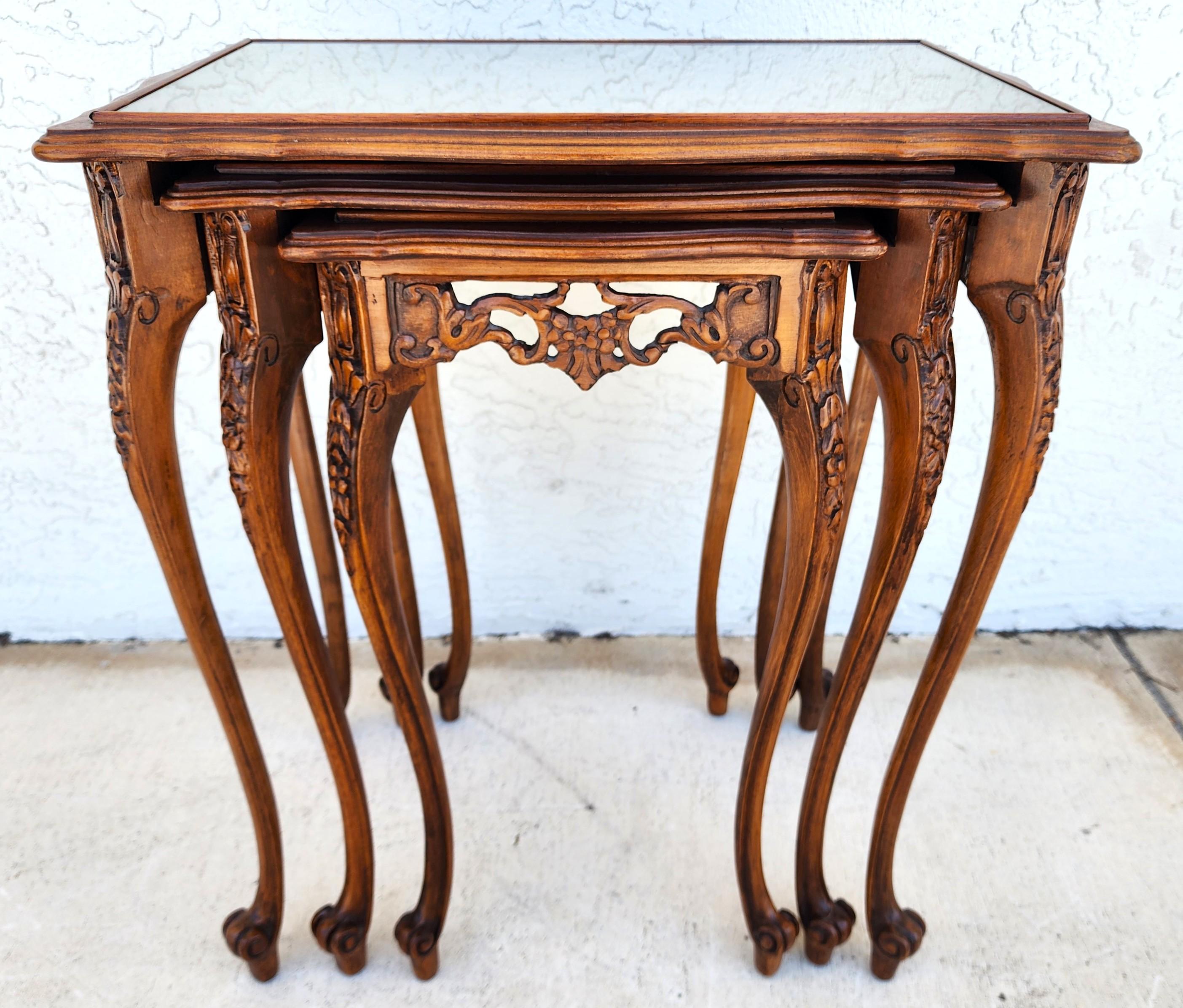 Französische Nisttische Nussbaum Vintage By im Zustand „Gut“ im Angebot in Lake Worth, FL