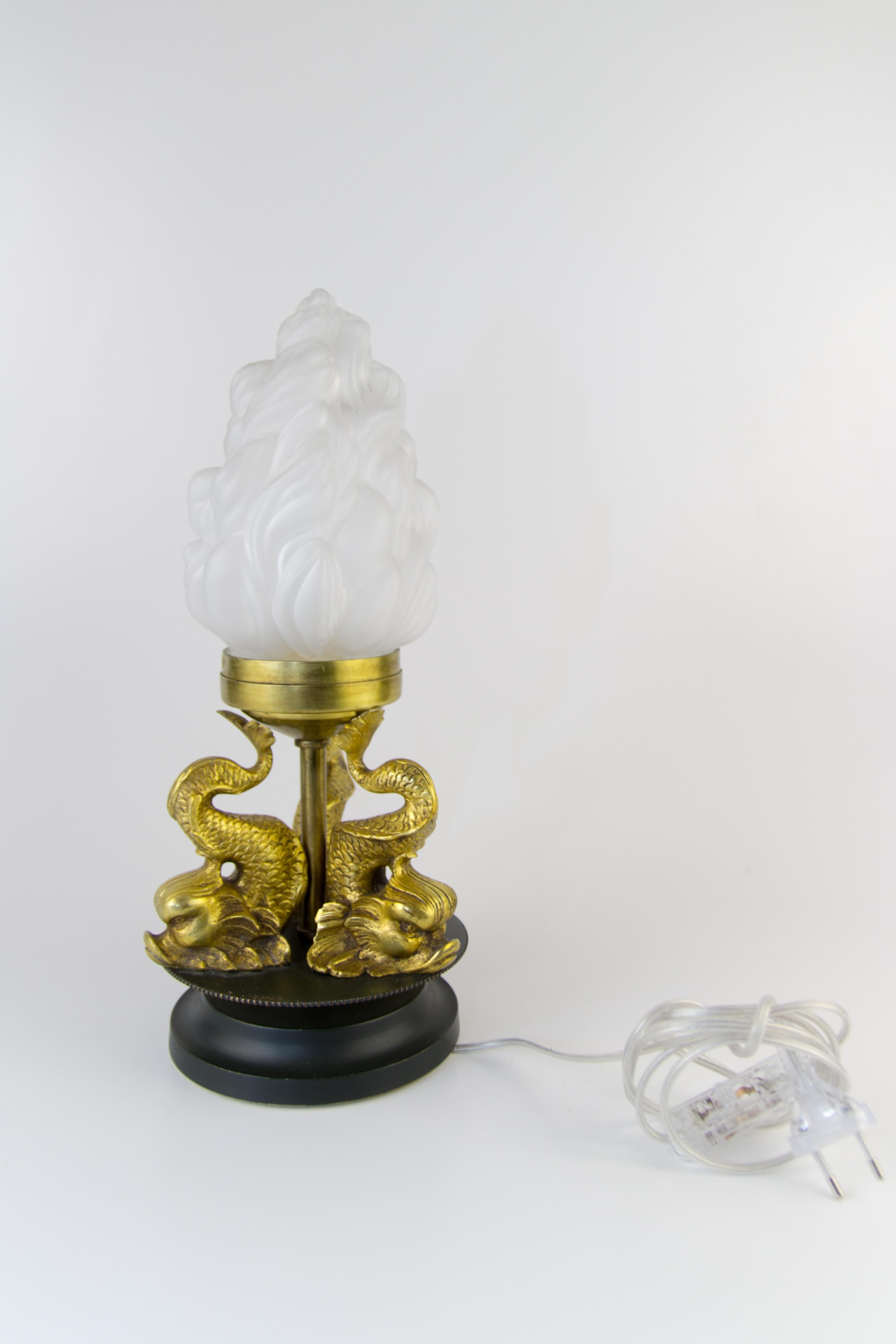 Französische Newel Post Lampe mit Bronze Delphine und Flamme Schatten 3