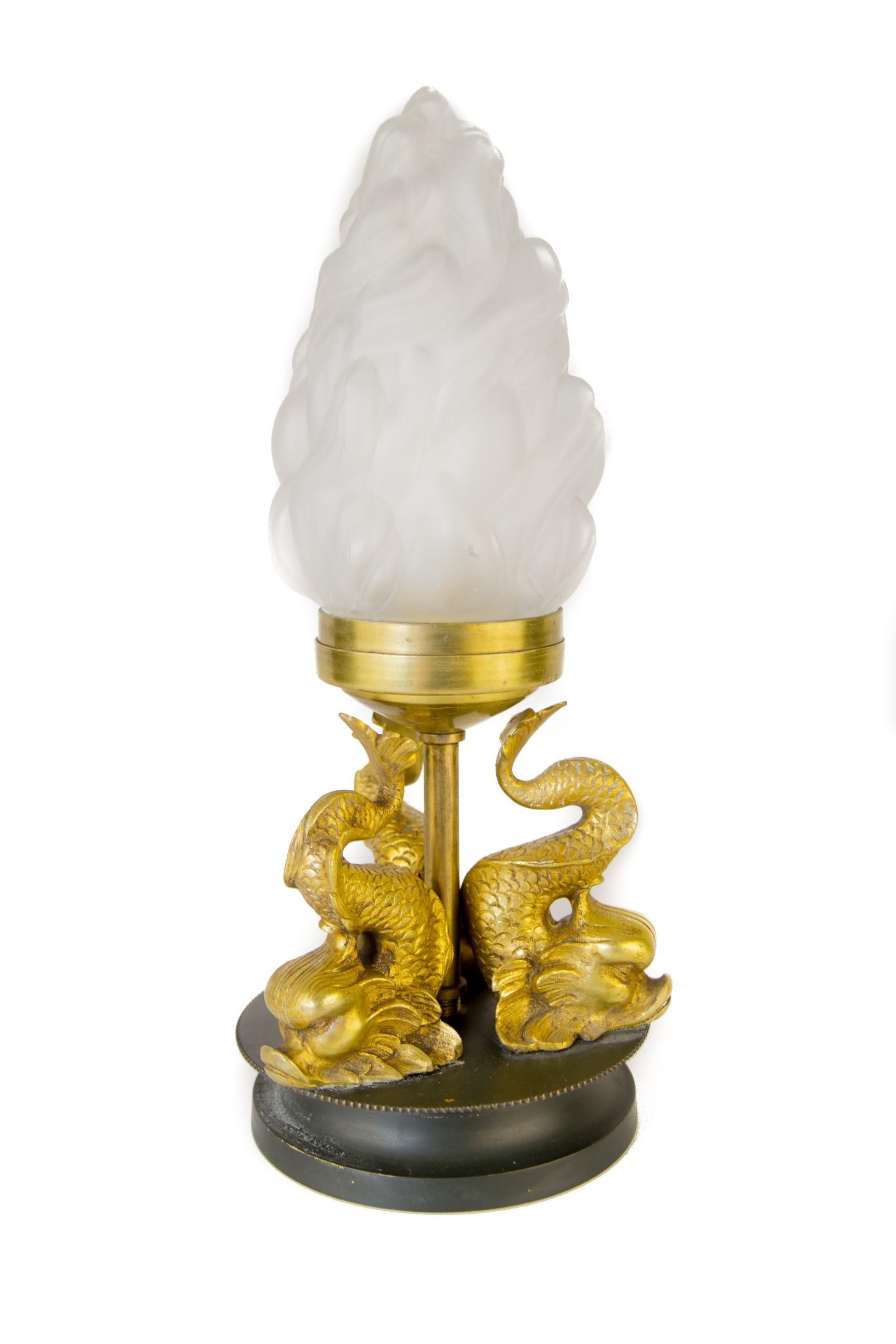 Französische Newel Post Lampe mit Bronze Delphine und Flamme Schatten 10