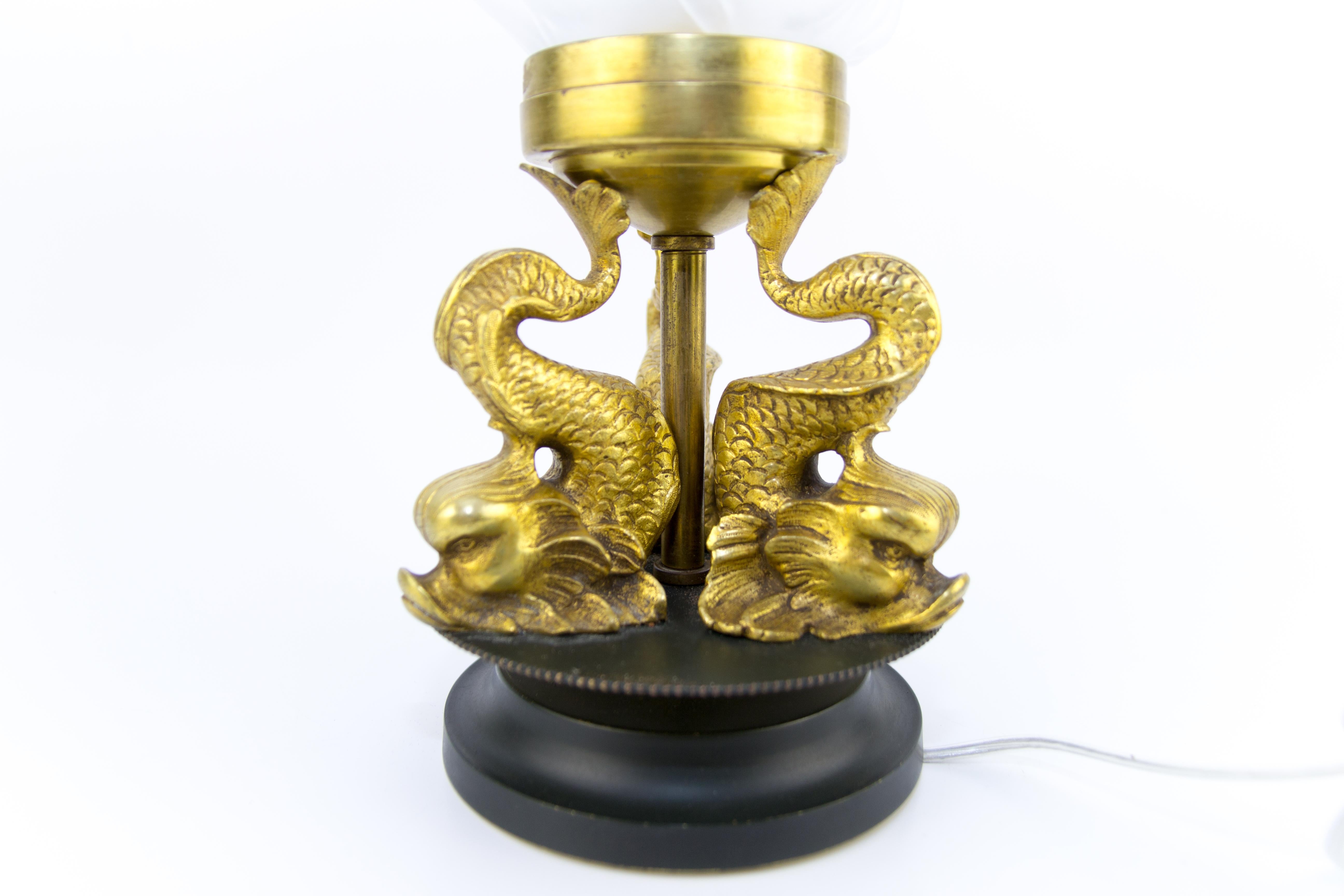 Französische Newel Post Lampe mit Bronze Delphine und Flamme Schatten 1