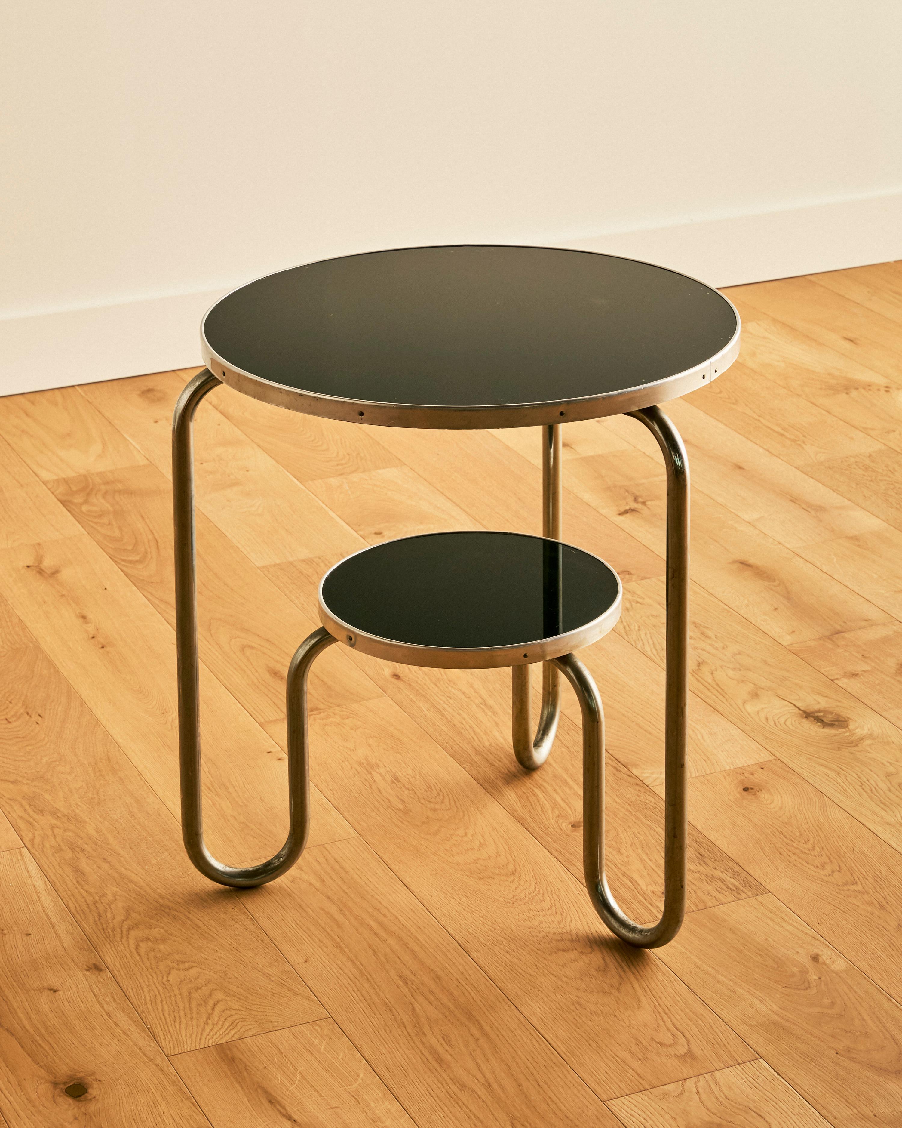 Table d'appoint en nickel sur fer avec plateau en verre noir C.C. 1940. 