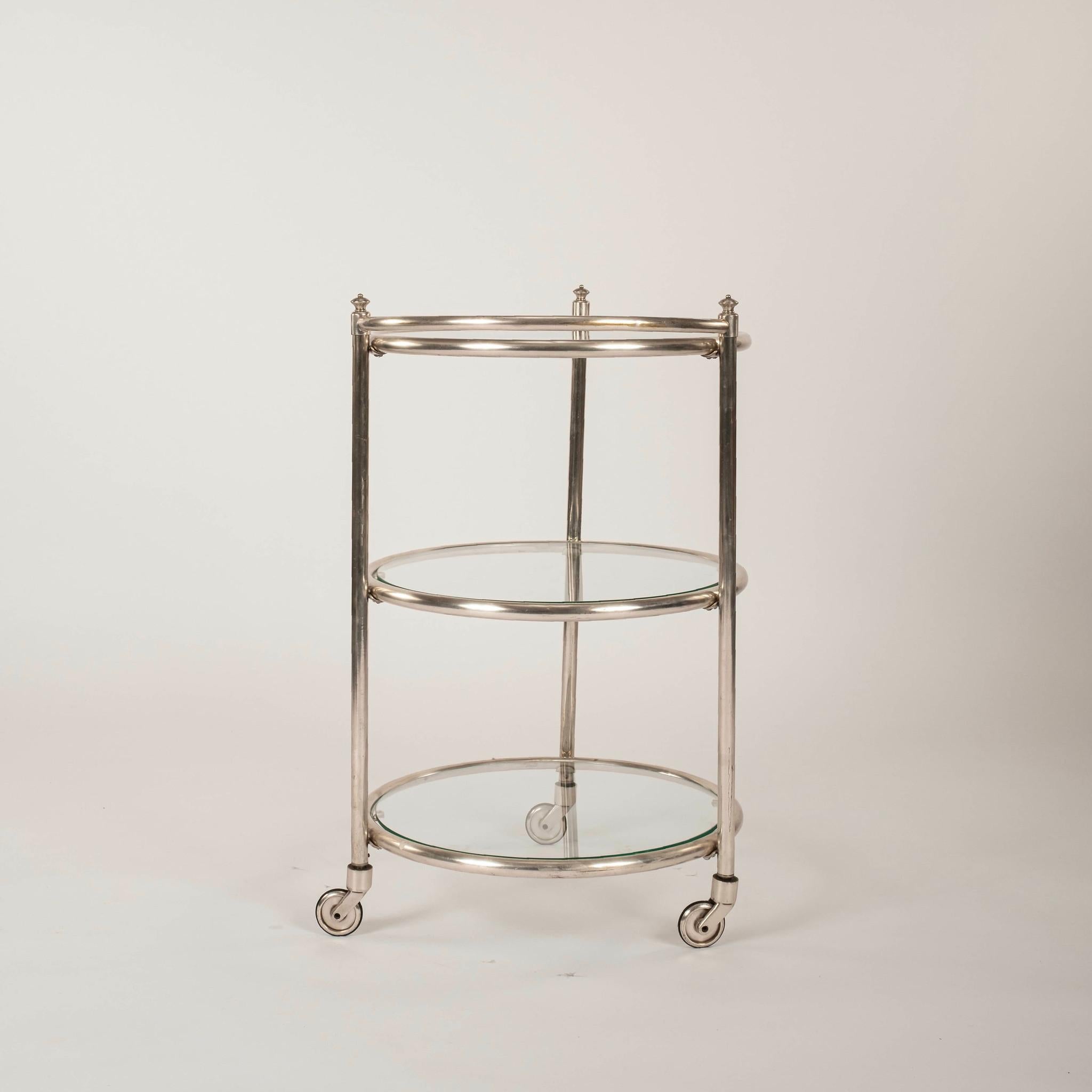 Chariot de bar en verre et bronze français des années 1940 avec finition en nickel et sur roulettes. 