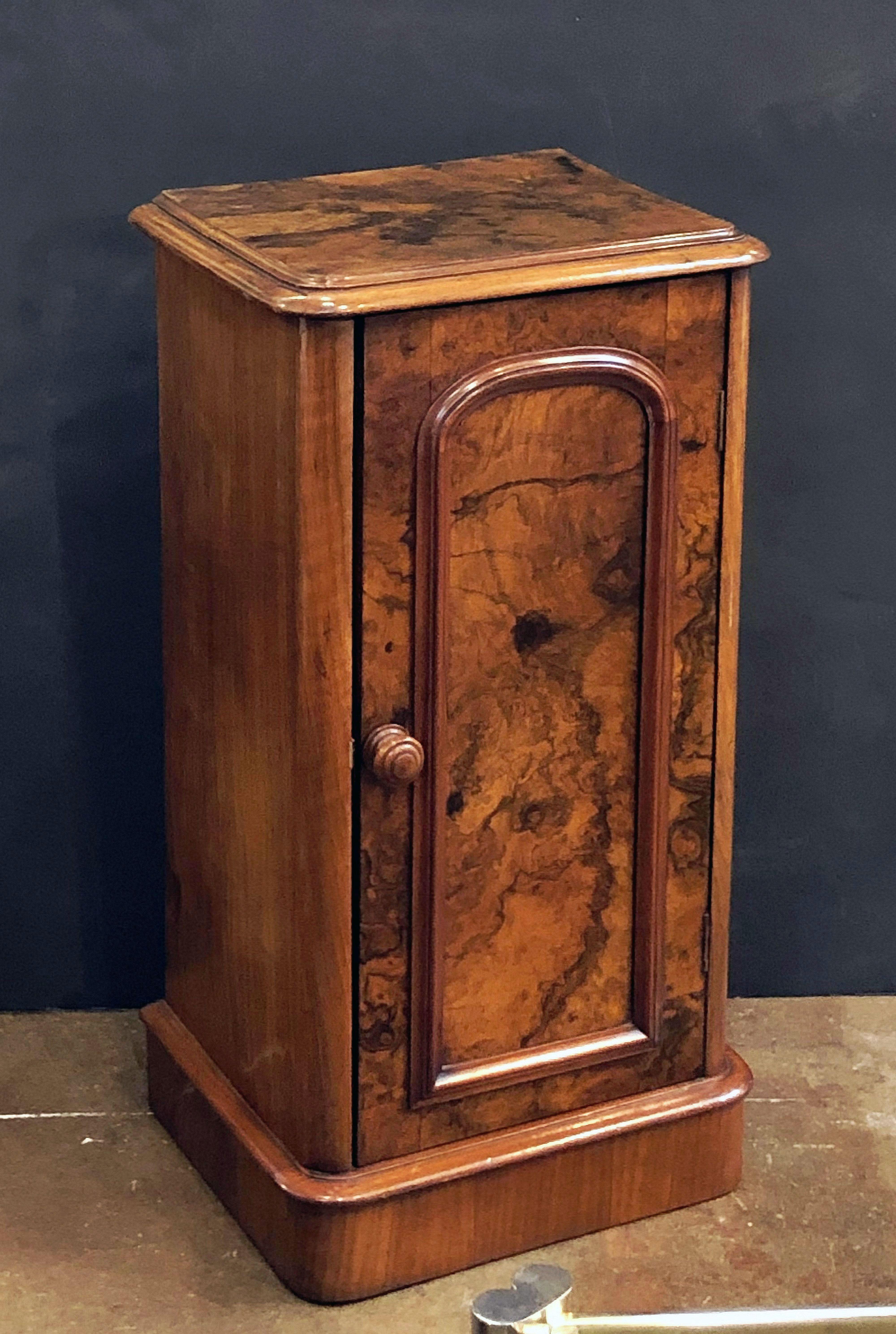 French Nightstand or Bedside Table of Burled Walnut In Good Condition In Austin, TX
