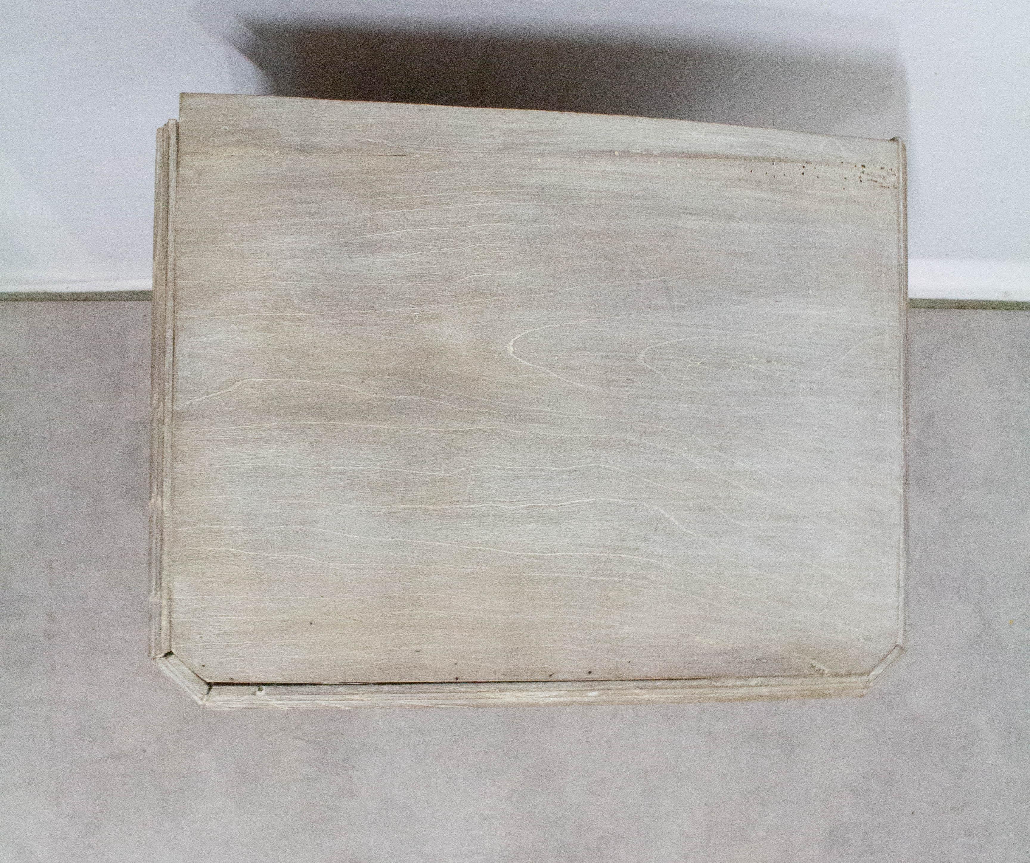 Fin du XIXe siècle Table de nuit d'appoint ou table de chevet cérusée française, fin du 19ème siècle en vente