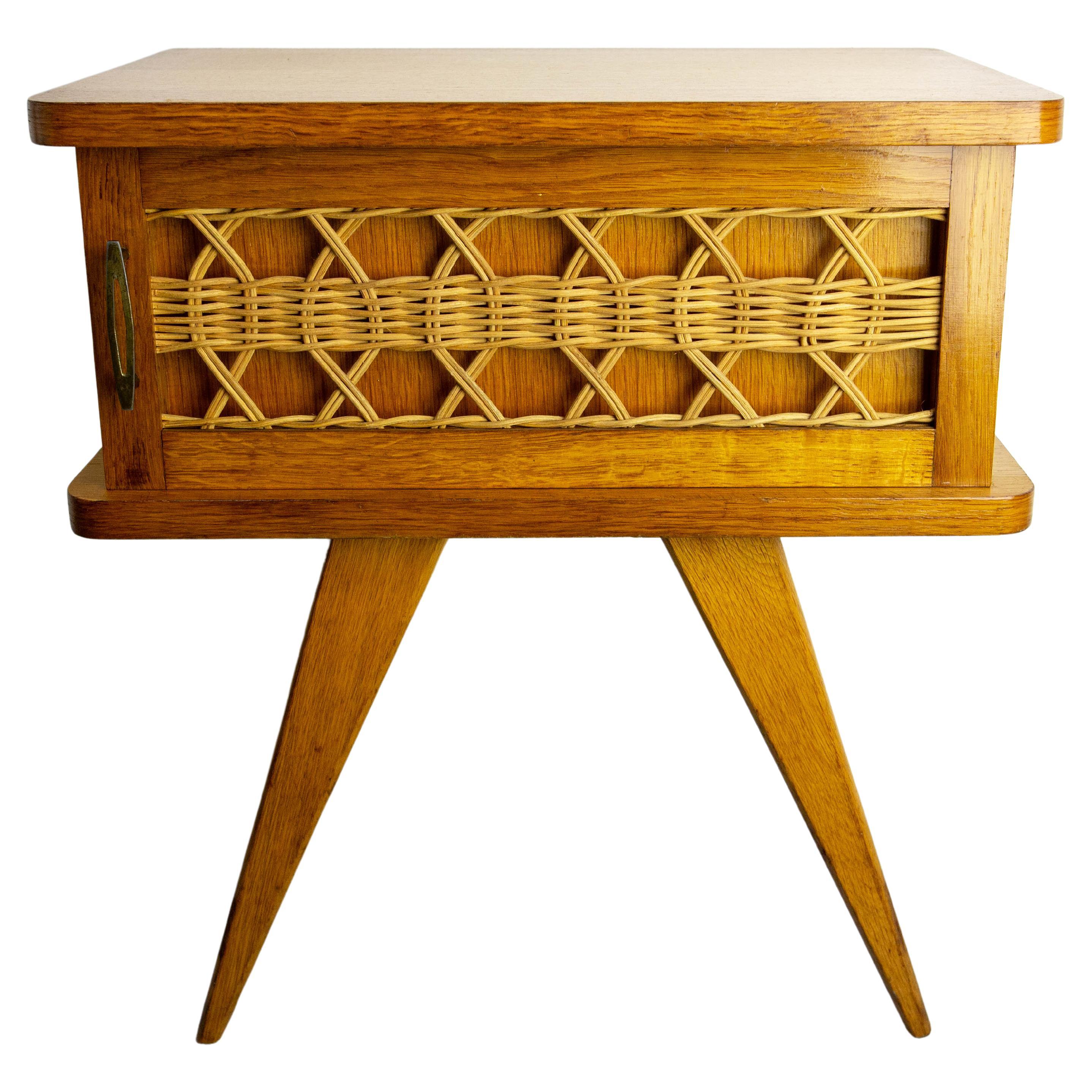 Mesilla de noche con un cajón.
Roble macizo.
Muy elegante con su adorno de mimbre en el frente del cajón.
Estilo típico de los años 50 con sus pies de compas.
Francés, mediados de siglo
Buen estado.

Envío:
32 / 48 / 52 cm 16.6 kg