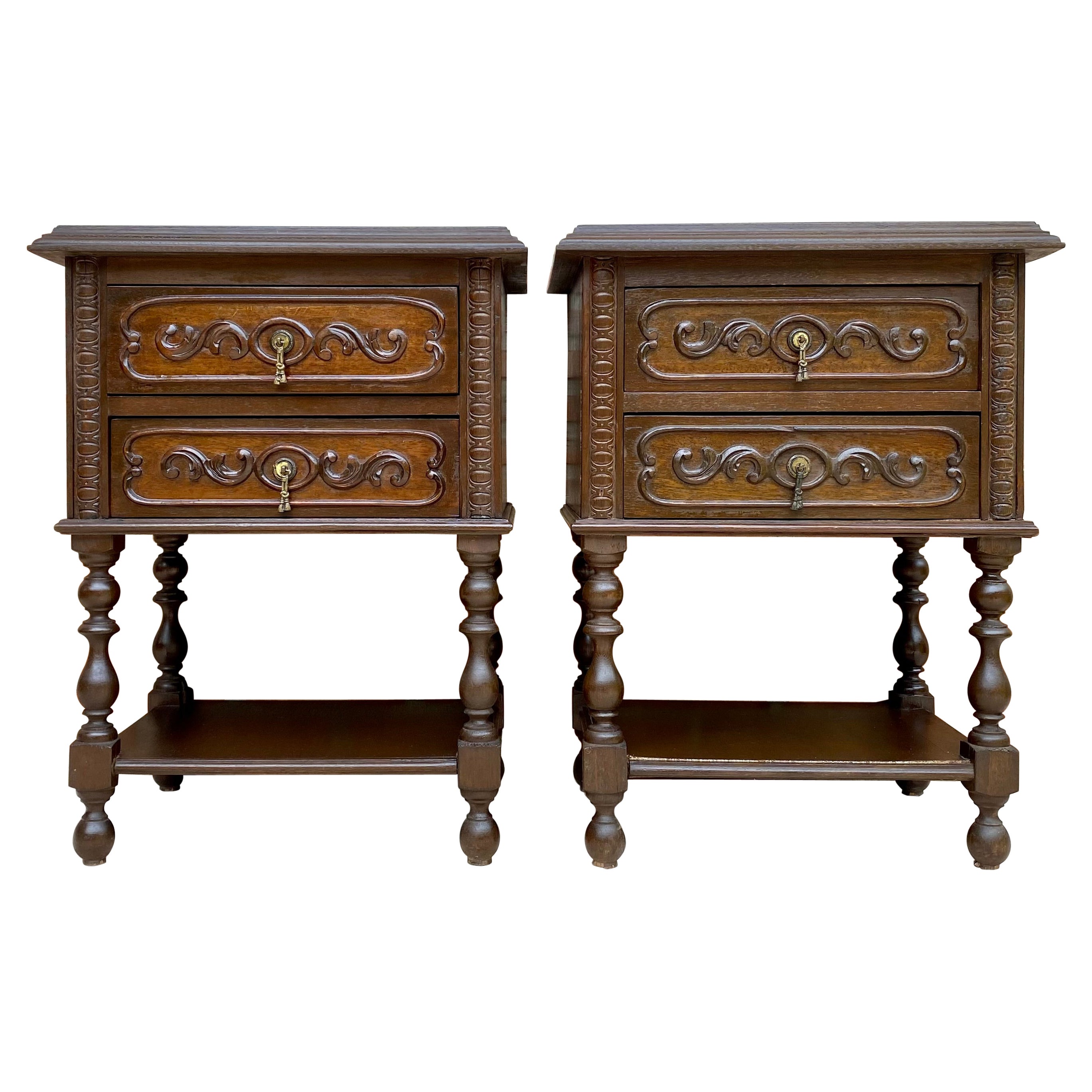 Tables de nuit françaises en noyer sculpté avec deux tiroirs et étagère, lot de 2