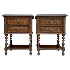 Tables de nuit françaises en noyer sculpté avec deux tiroirs et étagère, lot de 2