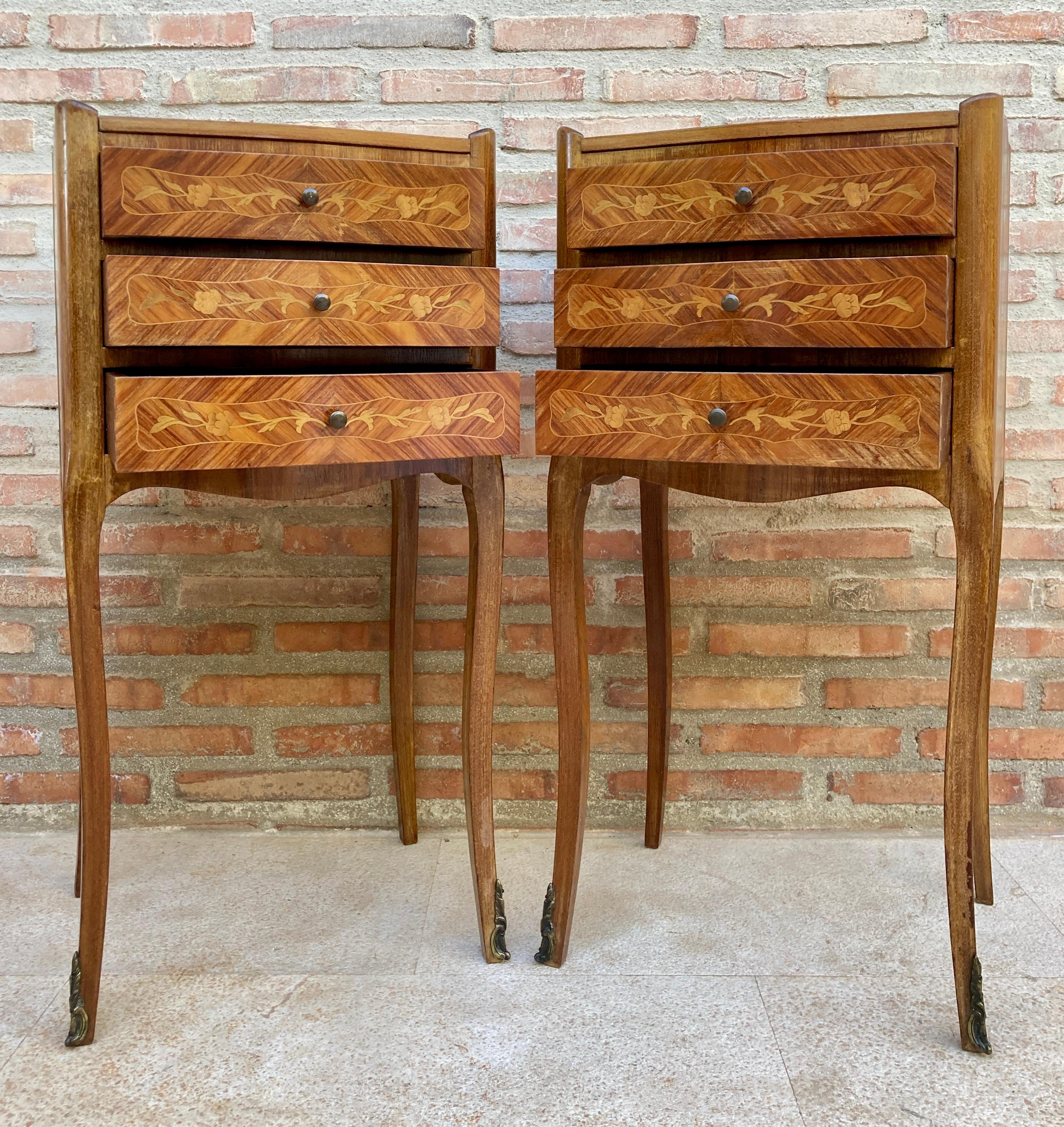 Elegant pair of coffee tables or bedside tables in antique Luigi XV style from the 1940s, rare and fine in walnut. This pair of bedside tables has particularly slim legs. In the front they have three comfortable drawers. Pair of really wonderful
