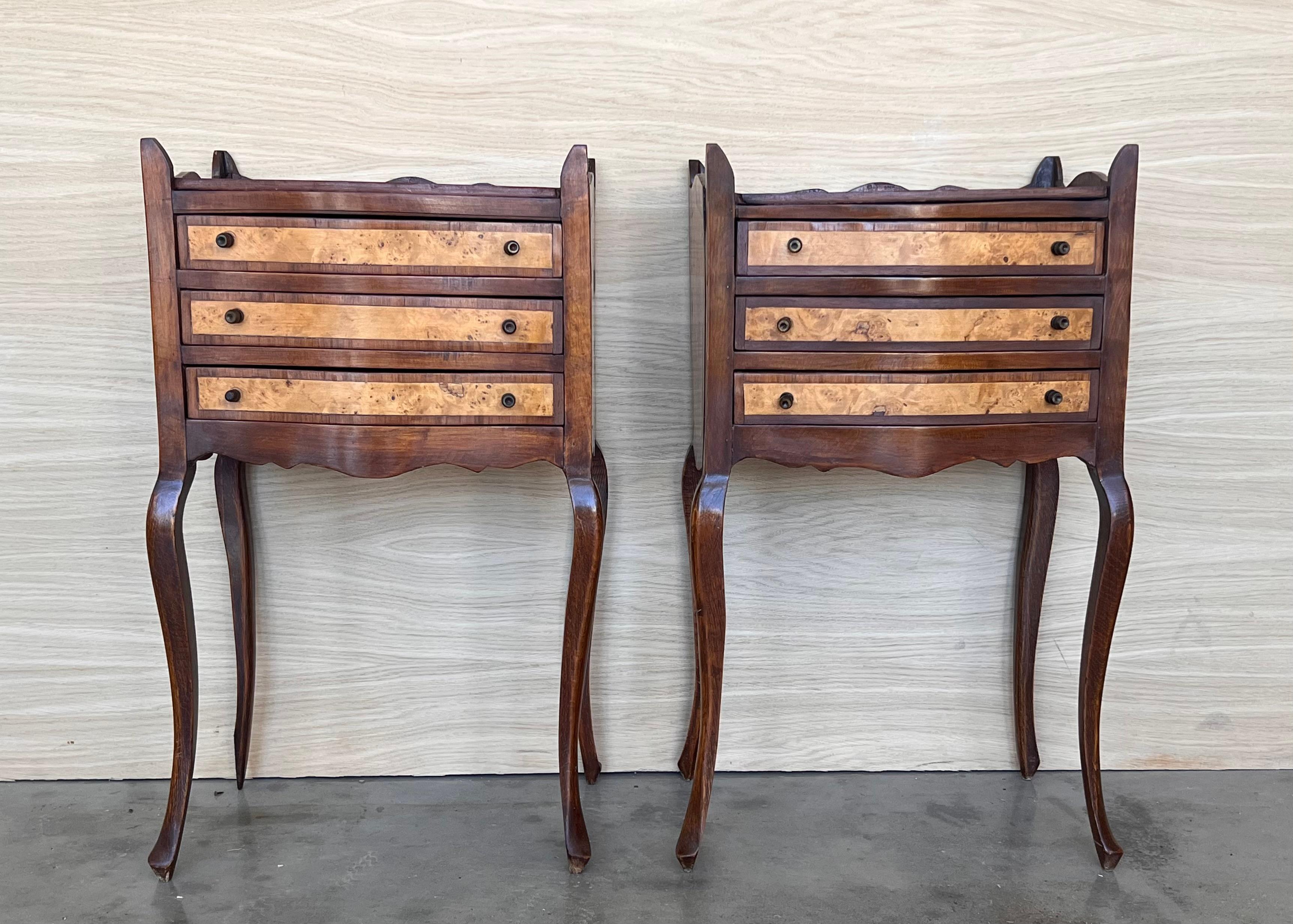 Elegant pair of coffee tables or bedside tables in antique Luis XV style from the 1940s, rare and fine in walnut. This pair of bedside tables has particularly slim legs. In the front they have three comfortable drawers. Pair of really wonderful