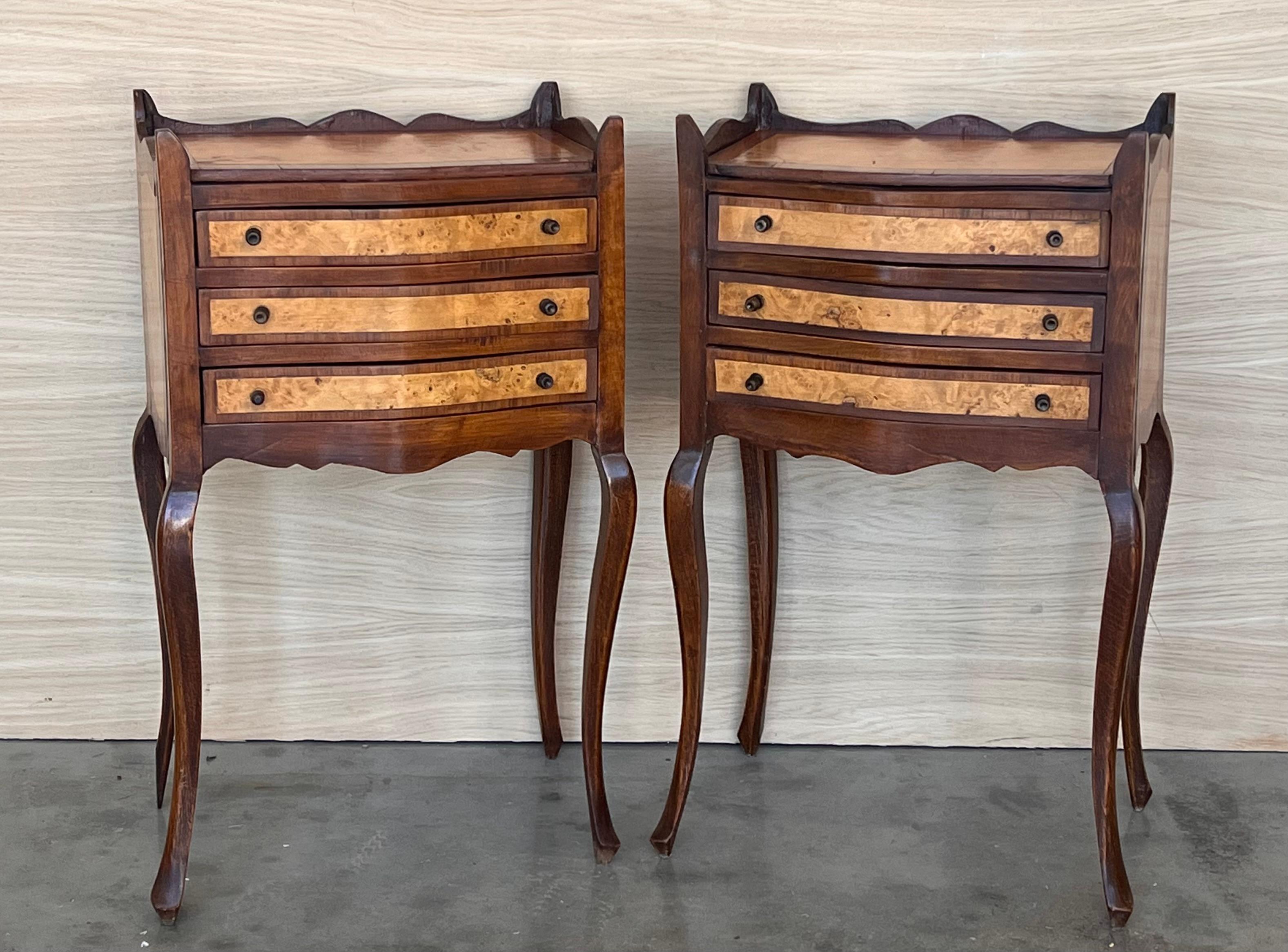 French Nightstands in Walnut with Three Drawers, 1940s, Set of 2 In Good Condition For Sale In Miami, FL