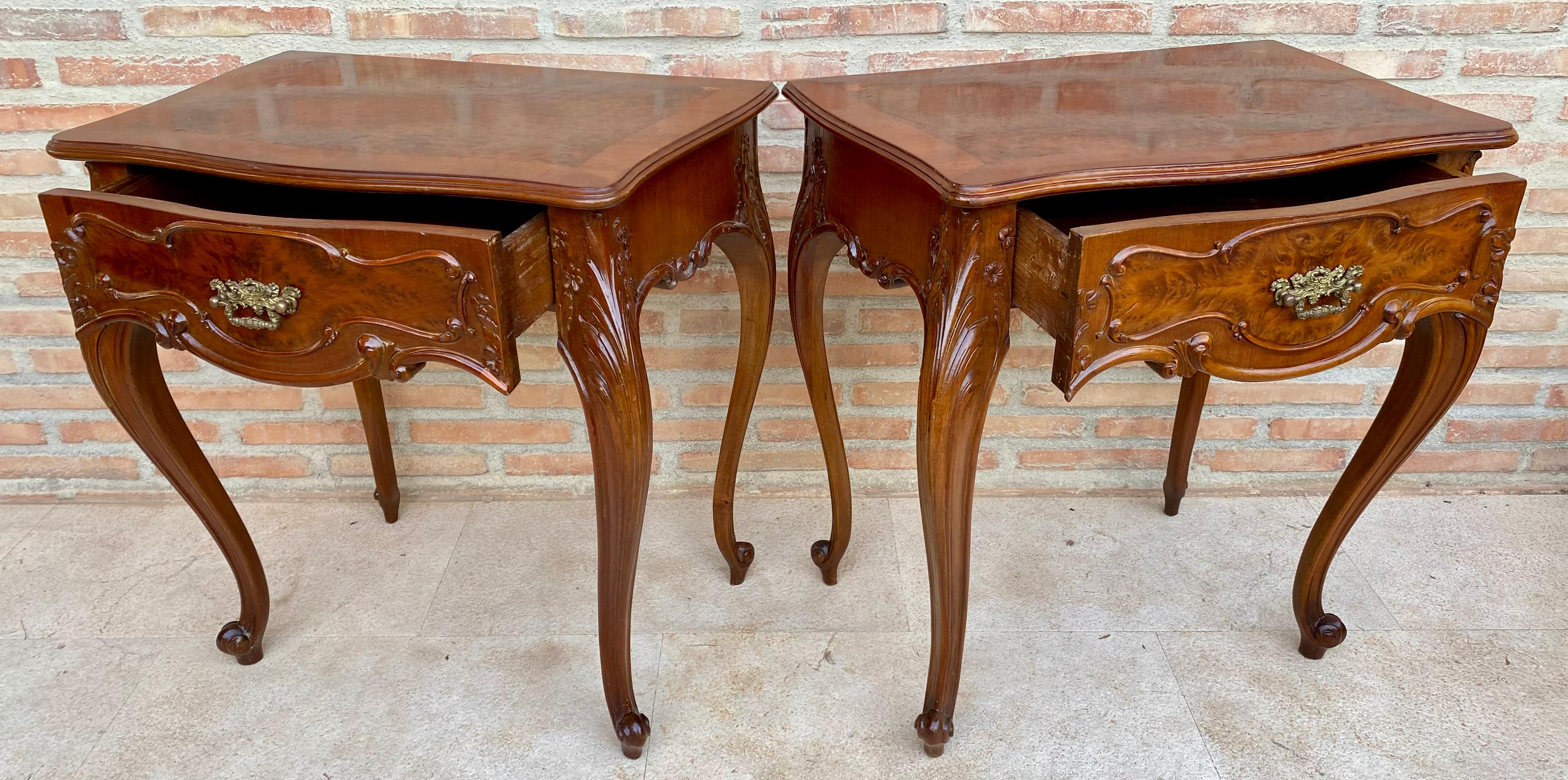 Tables de nuit françaises avec tiroirs et pieds cabriole, années 1900, lot de 2 en vente 3