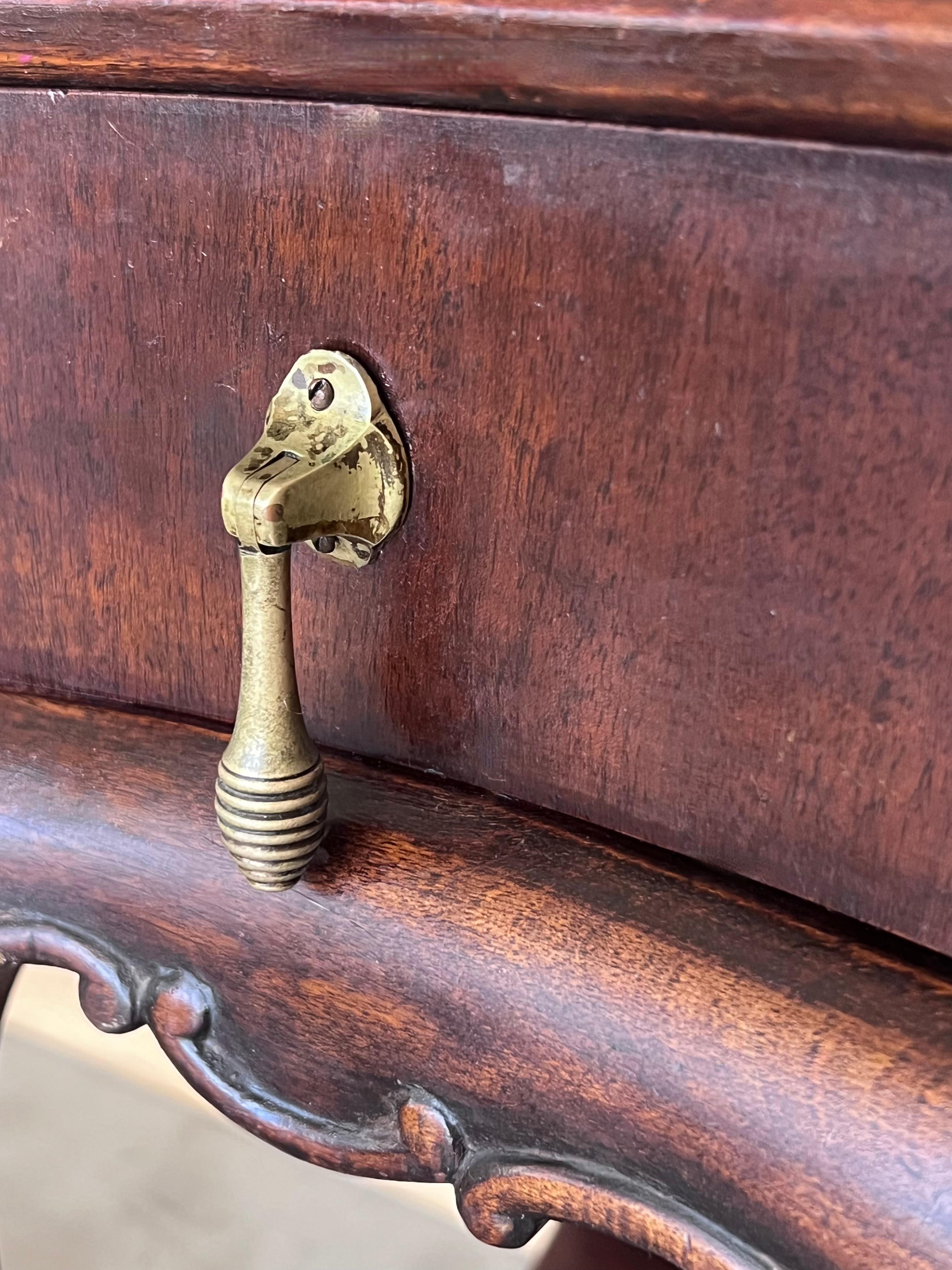 Comodini francesi con cassetti e gambe cabriole, 1900, Set di 2 in vendita 3