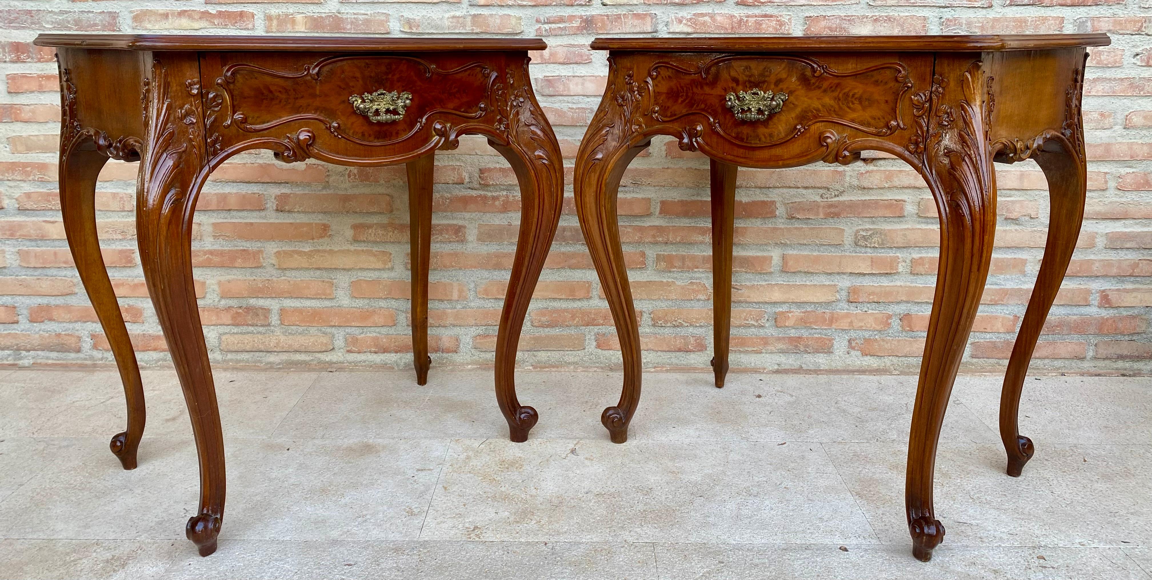Tables de nuit françaises avec tiroirs et pieds cabriole, années 1900, lot de 2 en vente 4
