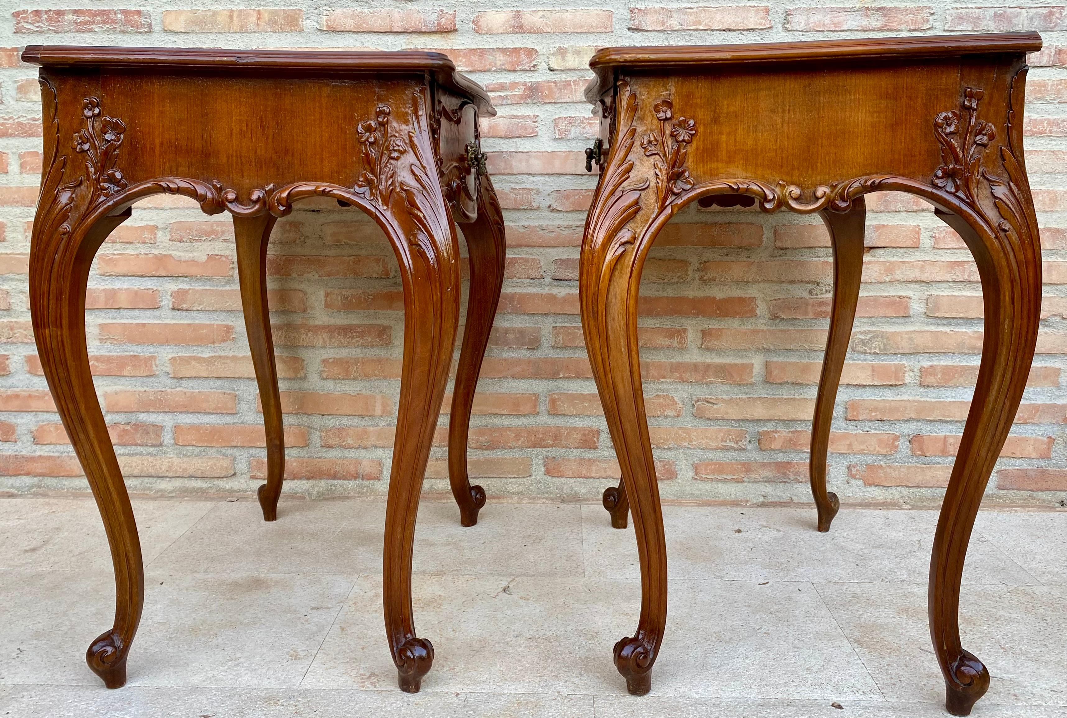 Tables de nuit françaises avec tiroirs et pieds cabriole, années 1900, lot de 2 en vente 5
