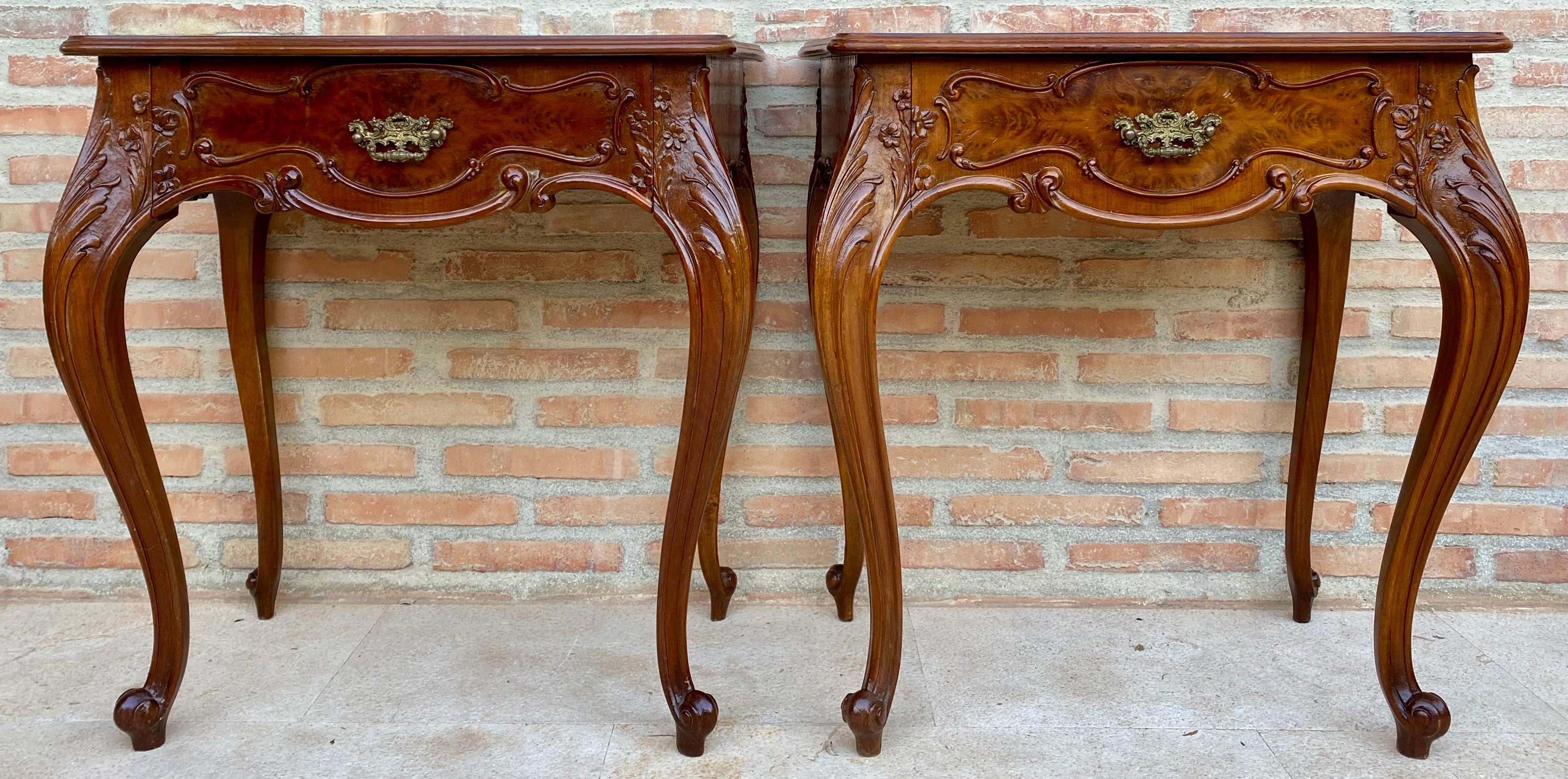 Paire de tables de chevet françaises du début du 20e siècle avec un beau plateau en noyer, un tiroir avec une poignée en bronze et des pieds en cabriole. Les tables ont une belle sculpture sur les pieds et une très belle jupe sur le devant.
Nous les
