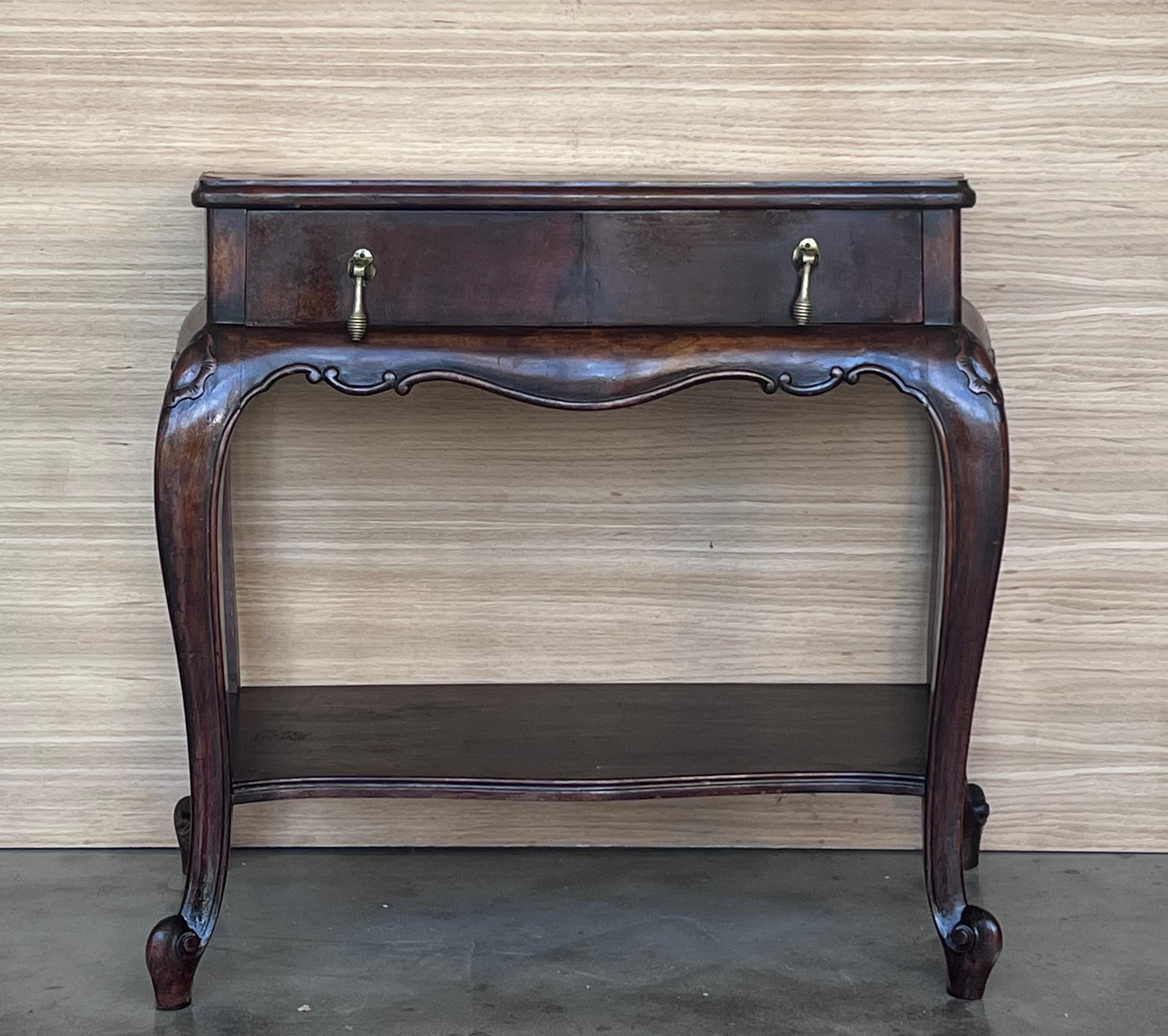 Coppia di comodini francesi dei primi del Novecento con bel piano in noce, cassetto con coppia di maniglie in bronzo e gambe cabriole. I tavoli hanno un bellissimo intaglio sulle gambe e una gonna molto bella sul davanti.
Li abbiamo puliti, cerati e
