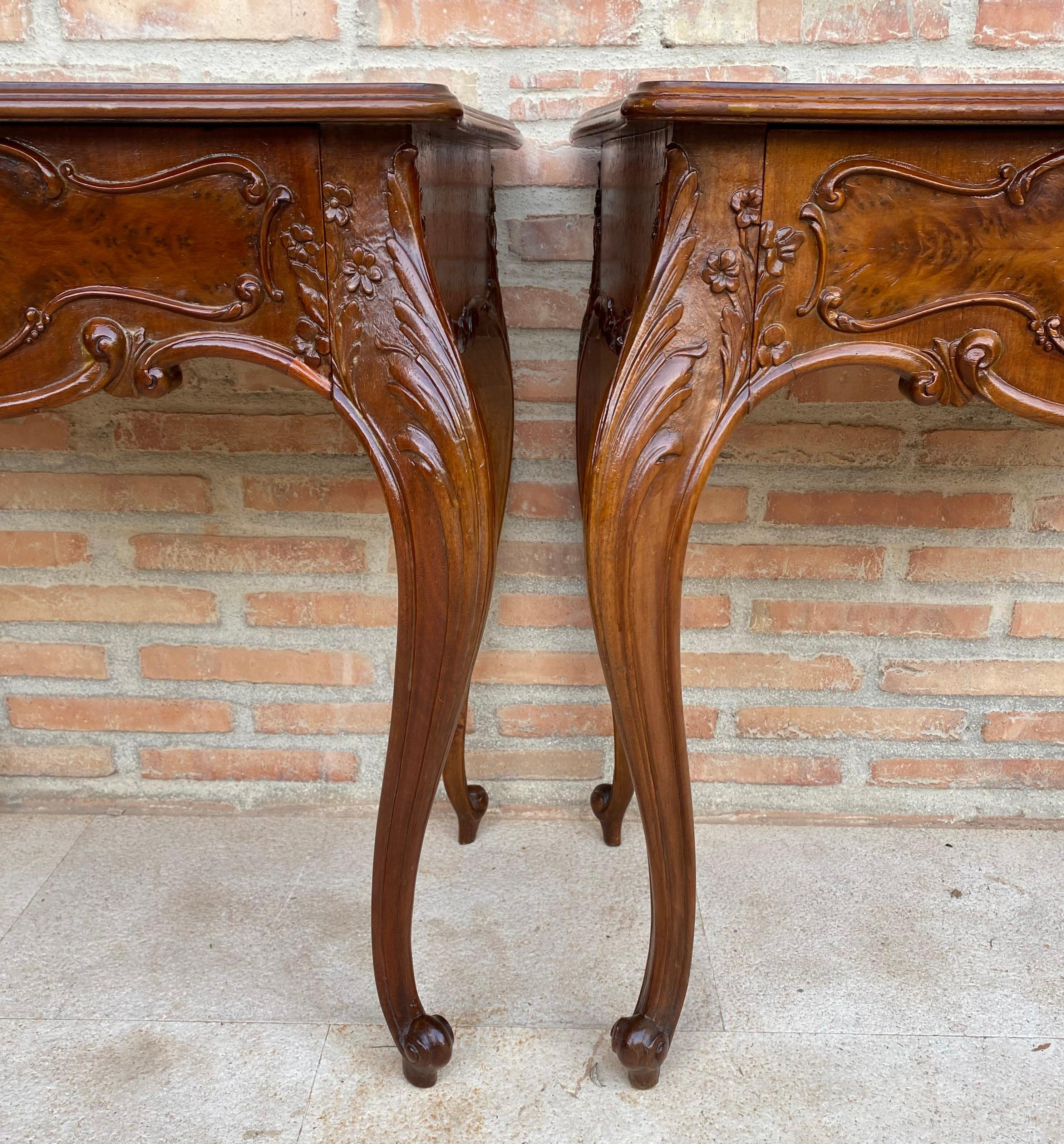 Provincial français Tables de nuit françaises avec tiroirs et pieds cabriole, années 1900, lot de 2 en vente