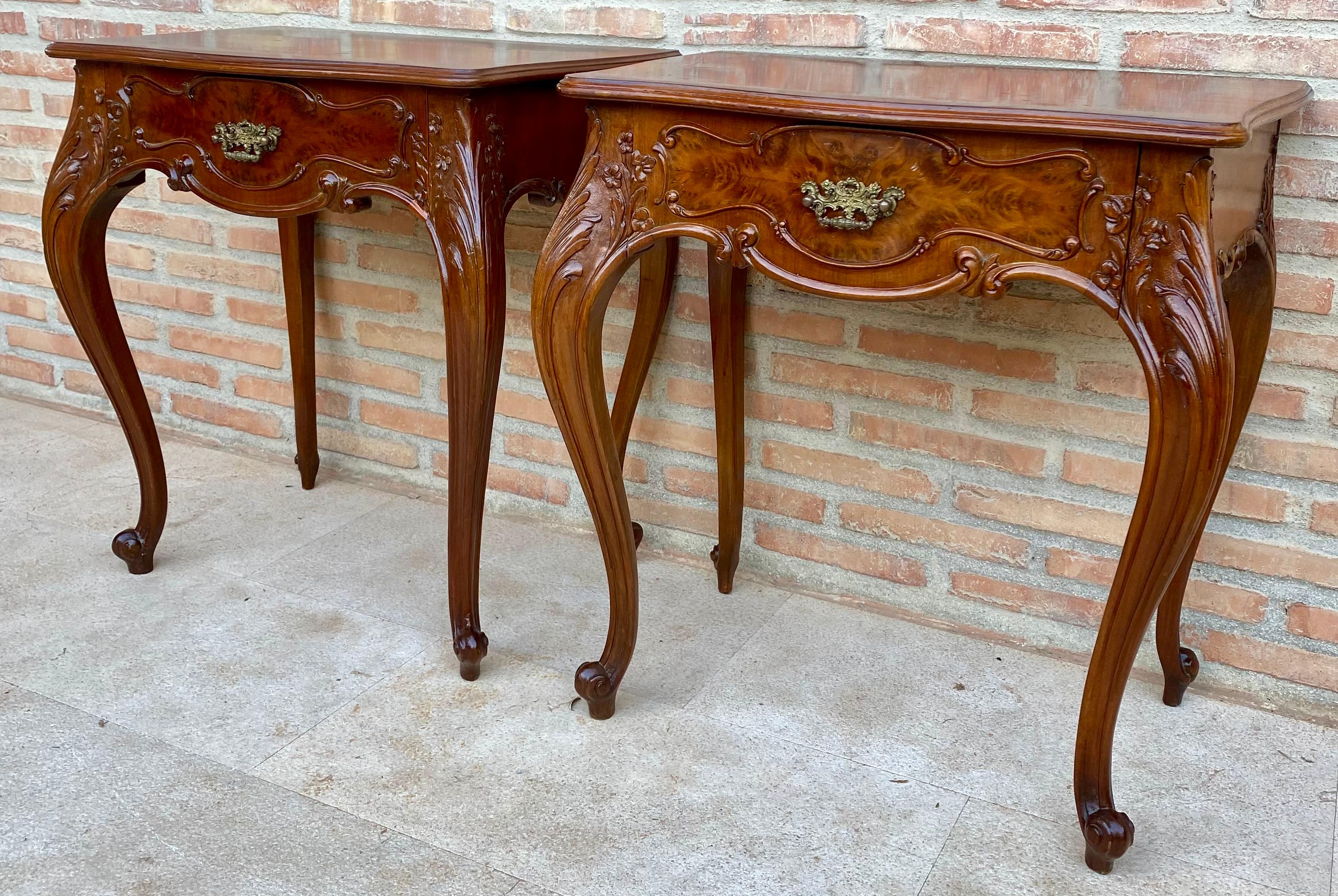 Français Tables de nuit françaises avec tiroirs et pieds cabriole, années 1900, lot de 2 en vente