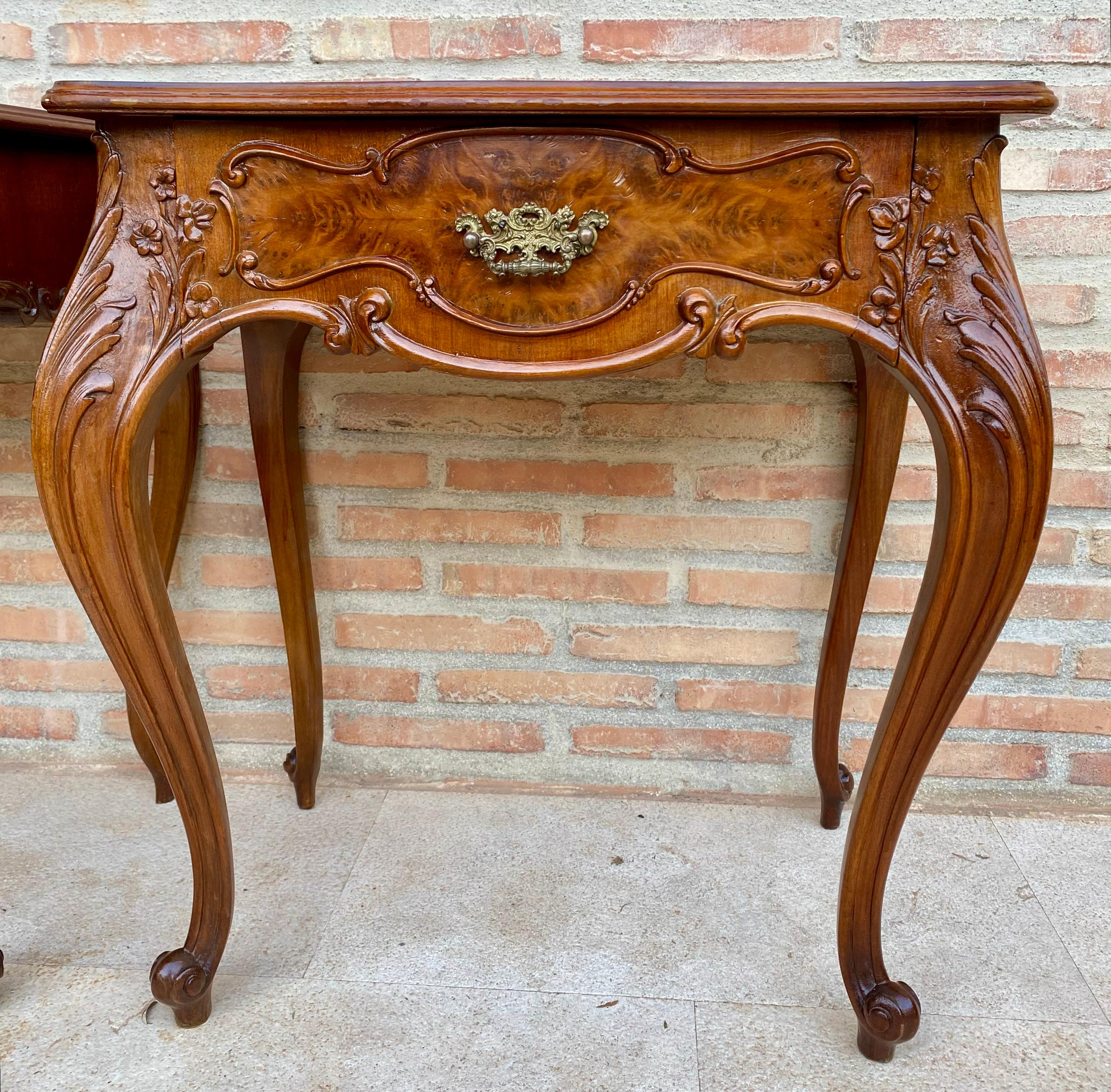 Tables de nuit françaises avec tiroirs et pieds cabriole, années 1900, lot de 2 Bon état - En vente à Miami, FL