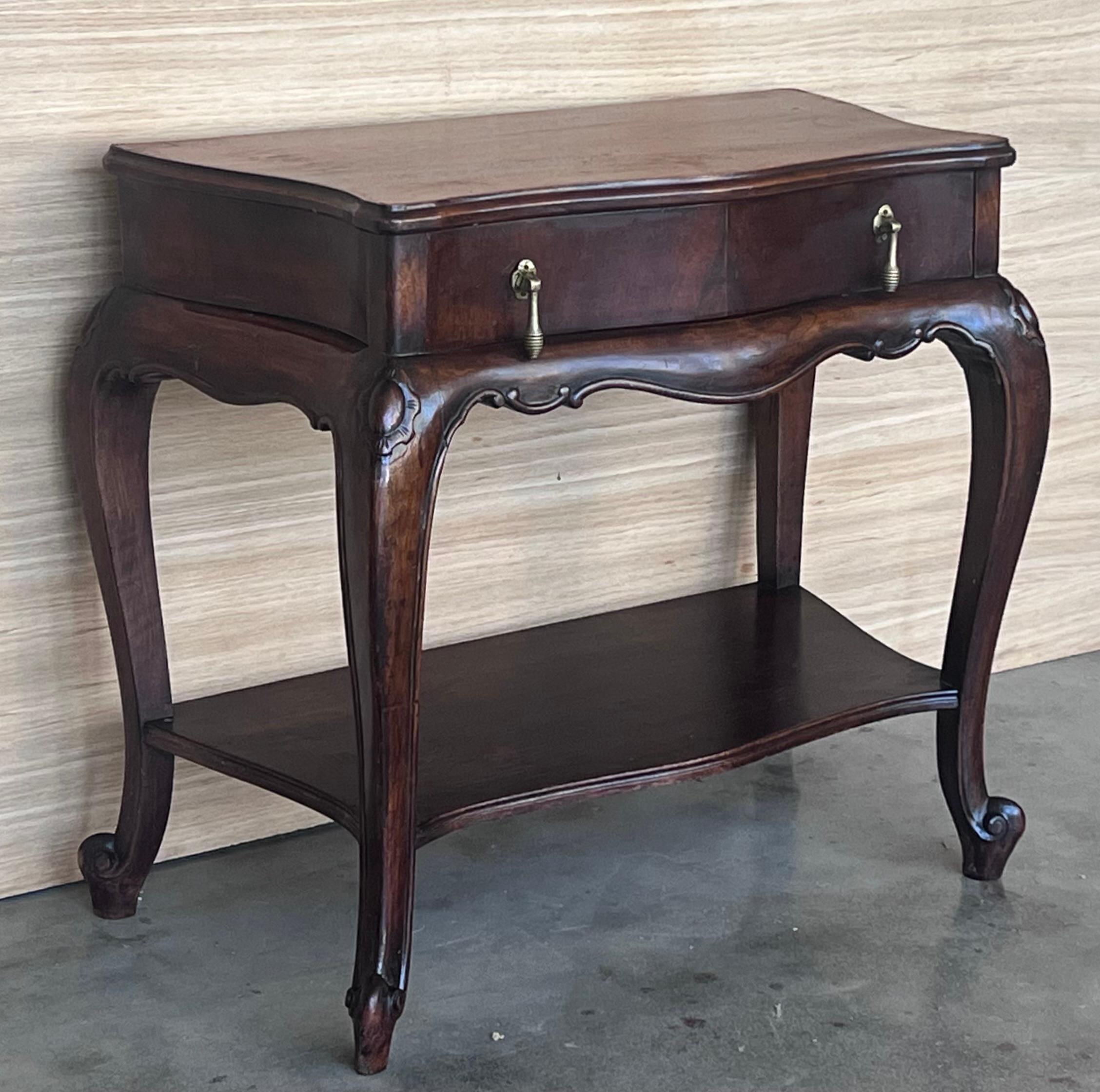 Comodini francesi con cassetti e gambe cabriole, 1900, Set di 2 In condizioni buone in vendita a Miami, FL