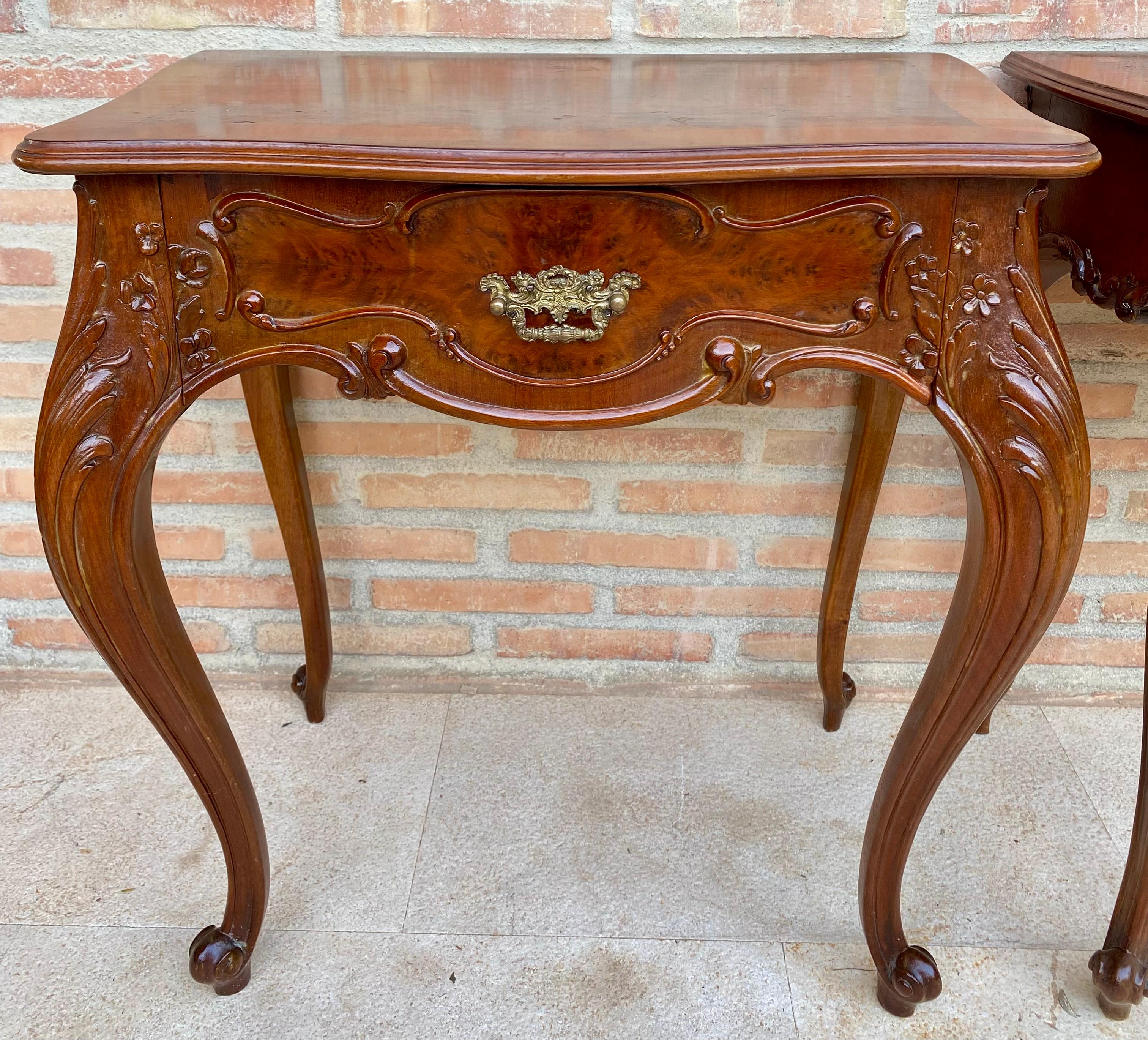 20ième siècle Tables de nuit françaises avec tiroirs et pieds cabriole, années 1900, lot de 2 en vente