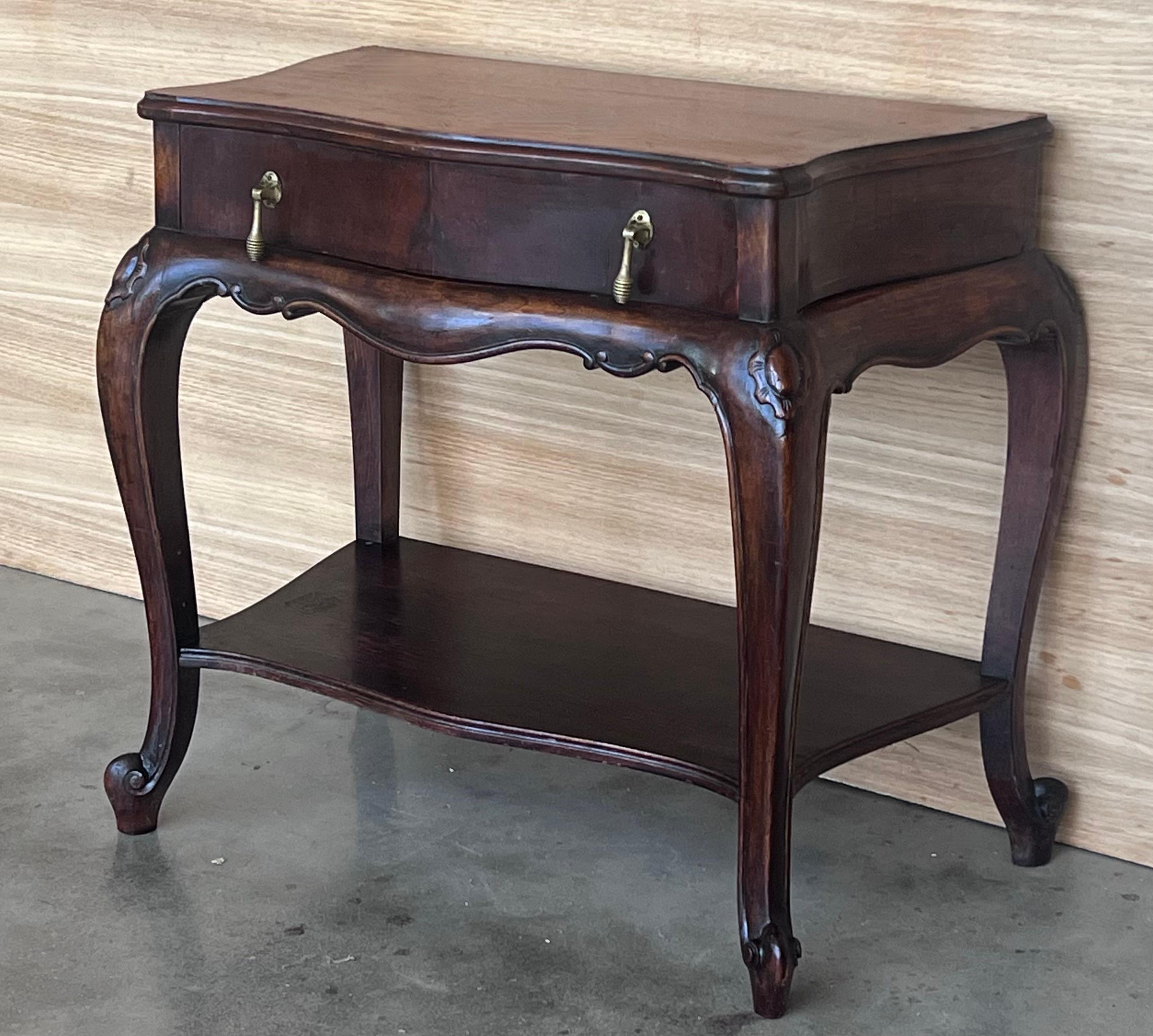 XX secolo Comodini francesi con cassetti e gambe cabriole, 1900, Set di 2 in vendita