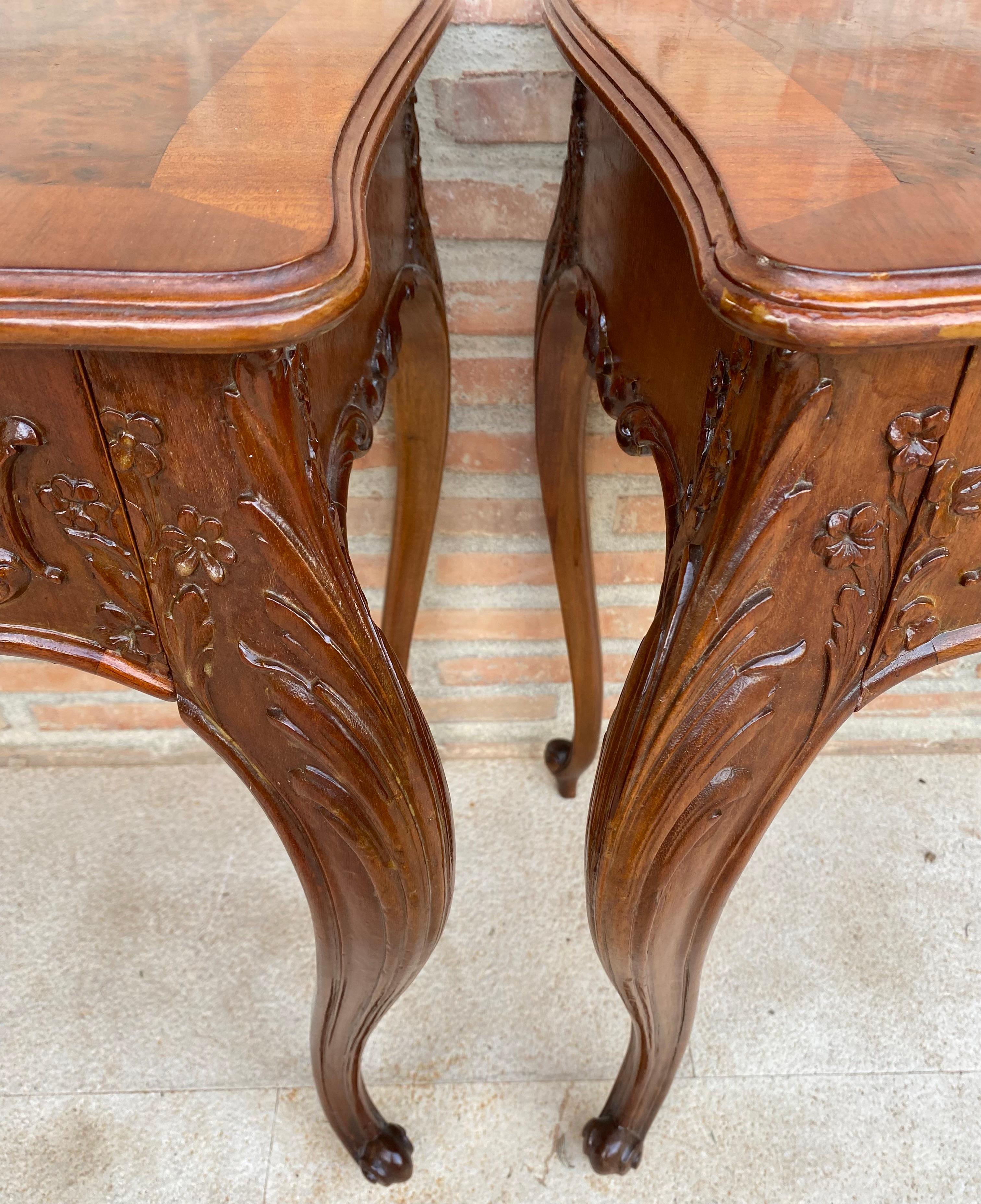 Noyer Tables de nuit françaises avec tiroirs et pieds cabriole, années 1900, lot de 2 en vente