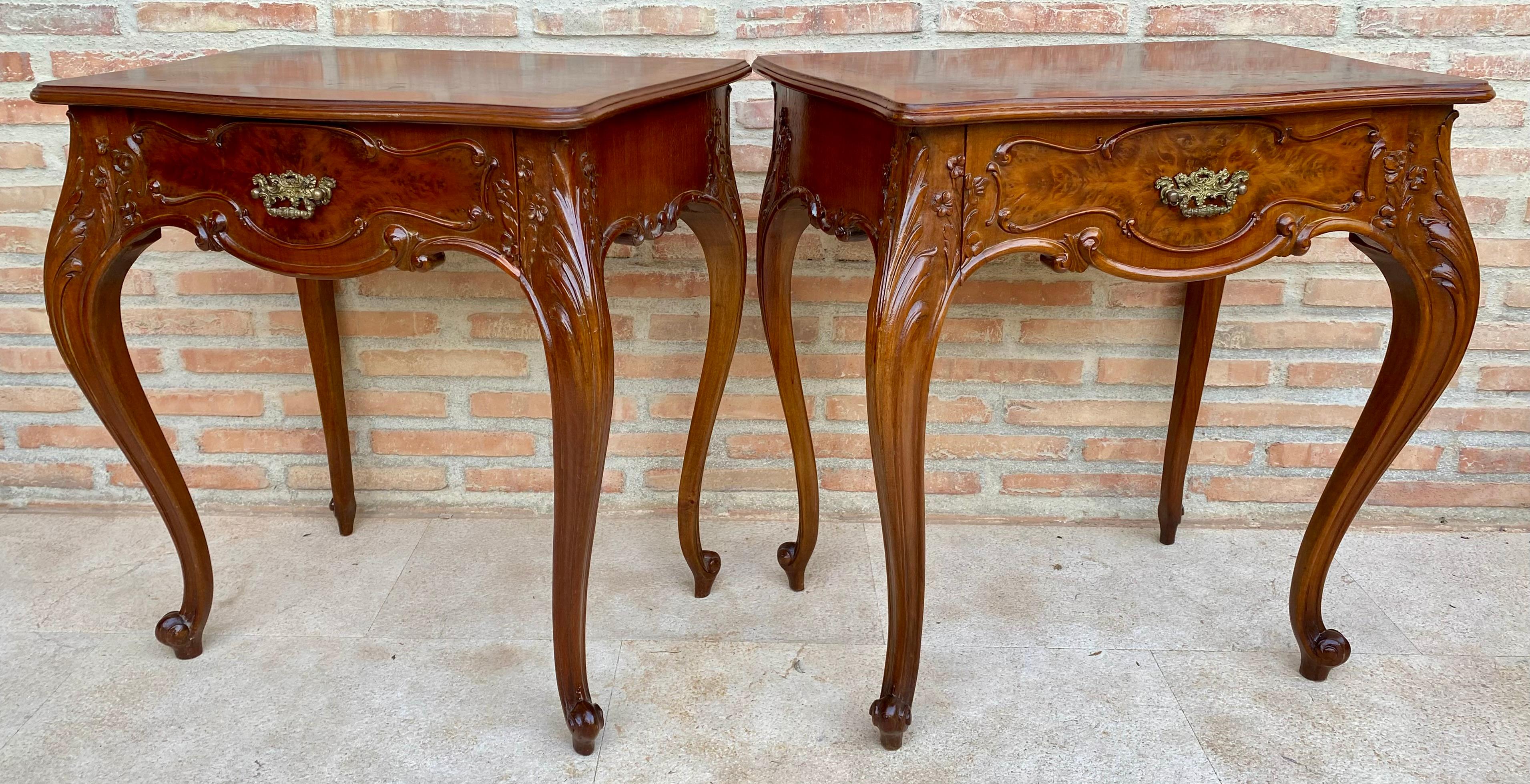 Tables de nuit françaises avec tiroirs et pieds cabriole, années 1900, lot de 2 en vente 1