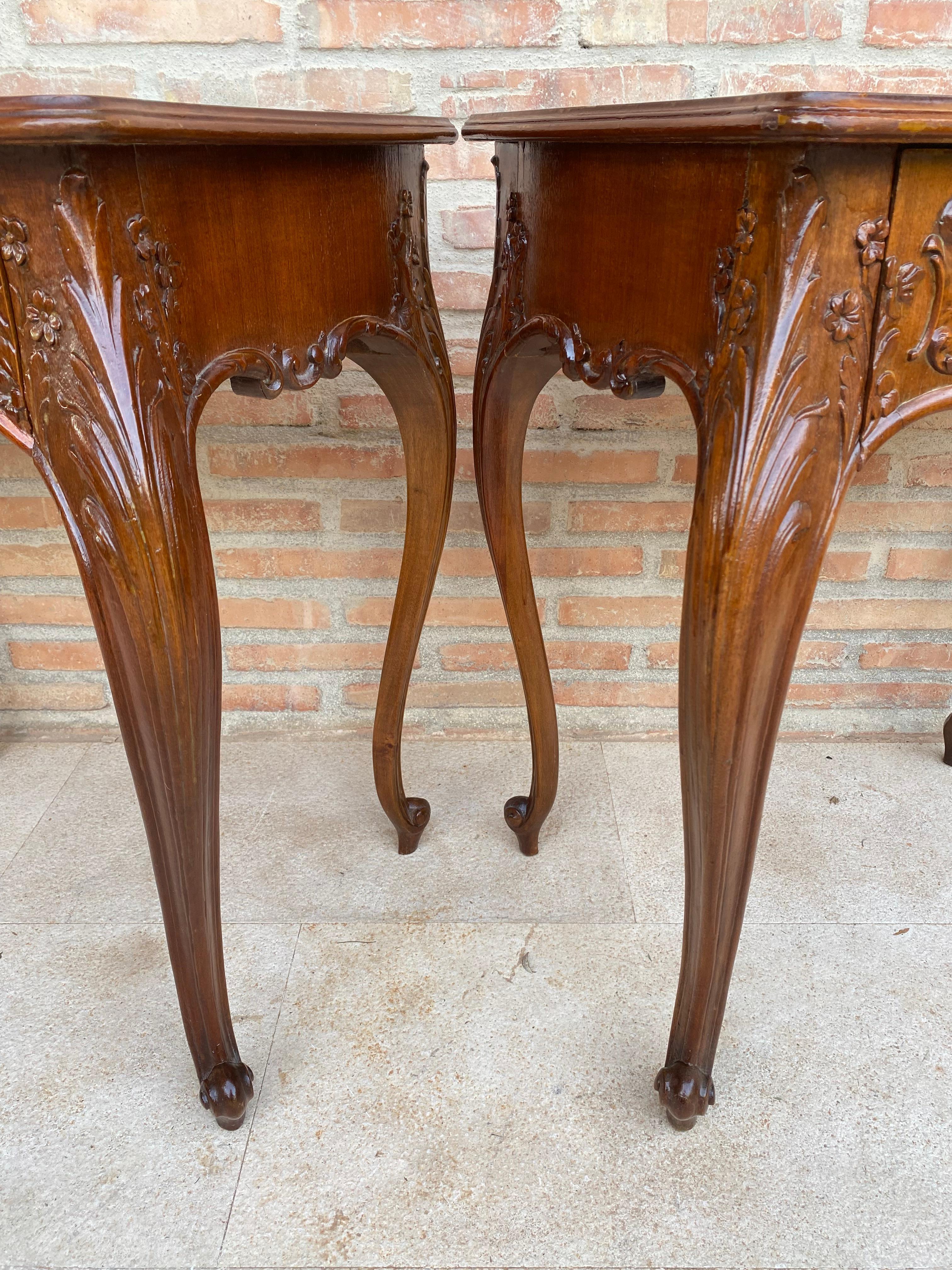 Tables de nuit françaises avec tiroirs et pieds cabriole, années 1900, lot de 2 en vente 2