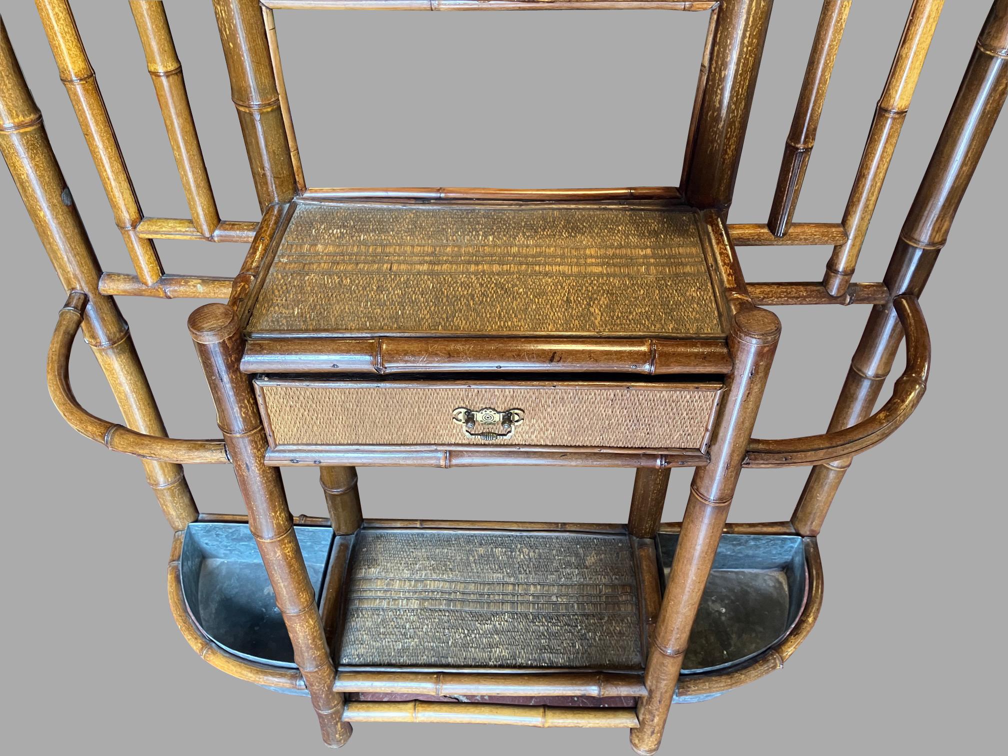 Français Arbre d'entrée en bambou français du XIXe siècle avec miroir central et tiroir en vente