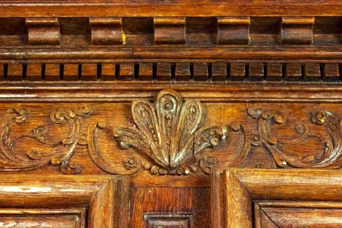 Aparador normando francés de roble moldurado y tallado - finales del XVII principios del XVIII Francia en Bueno estado para la venta en Beuzevillette, FR