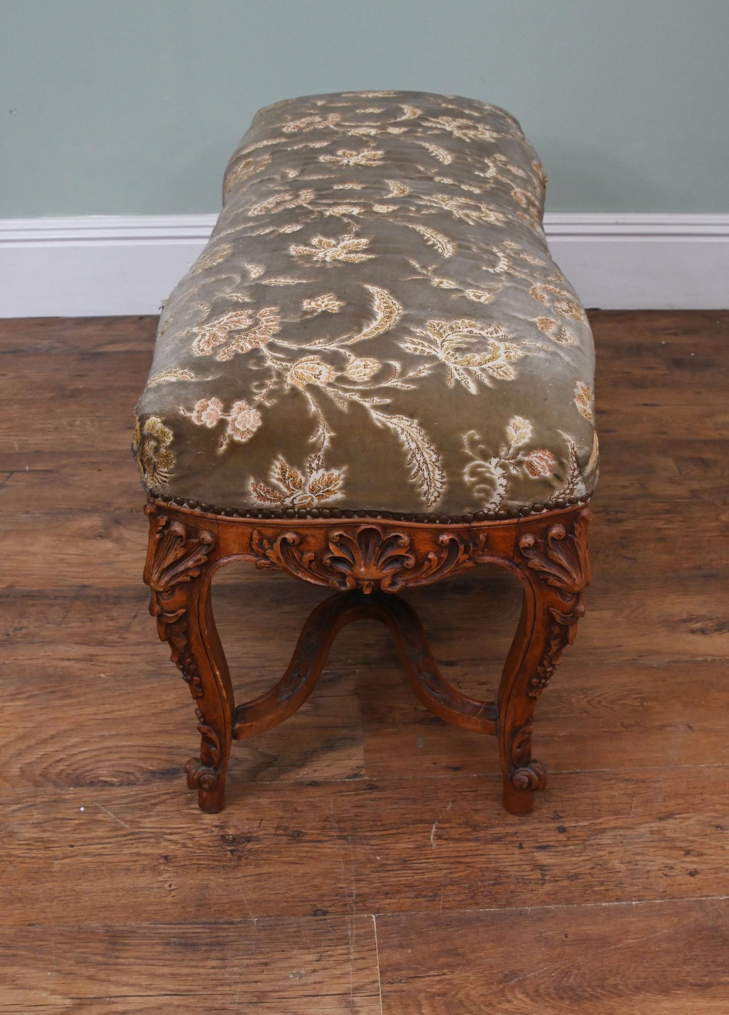 Asiento o taburete de ventana de roble francés tallado de Normandía
Alrededor de 1890
Tallado ornamentalmente con motivos florales
Preciosa pátina en el roble
Comprado a un marchante de la Marche Biron en los mercados de antigüedades de París
Se