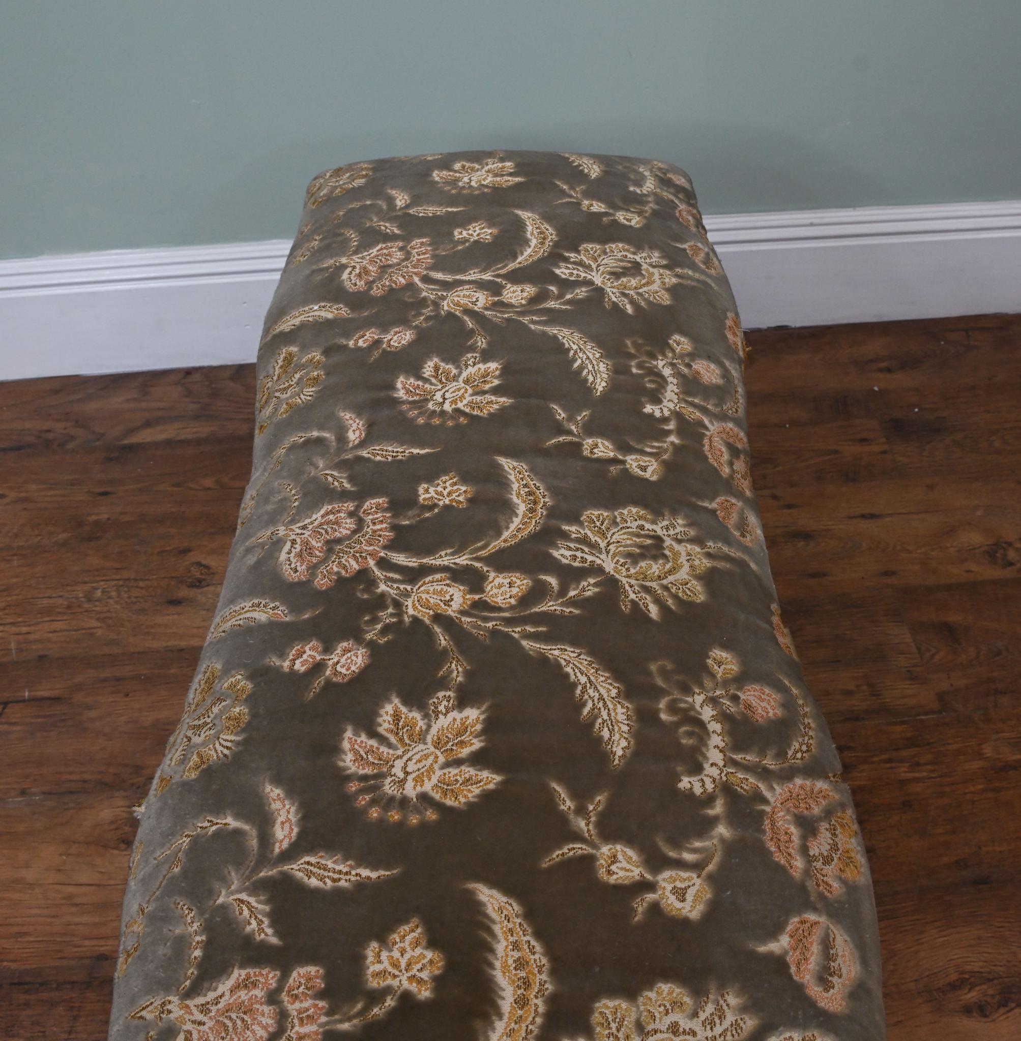 Asiento de ventana francés Normandía Taburete de roble tallado 1890 en Bueno estado para la venta en Potters Bar, GB