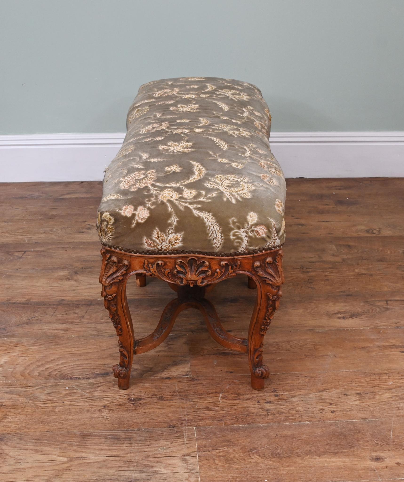 Asiento de ventana francés Normandía Taburete de roble tallado 1890 en venta 1