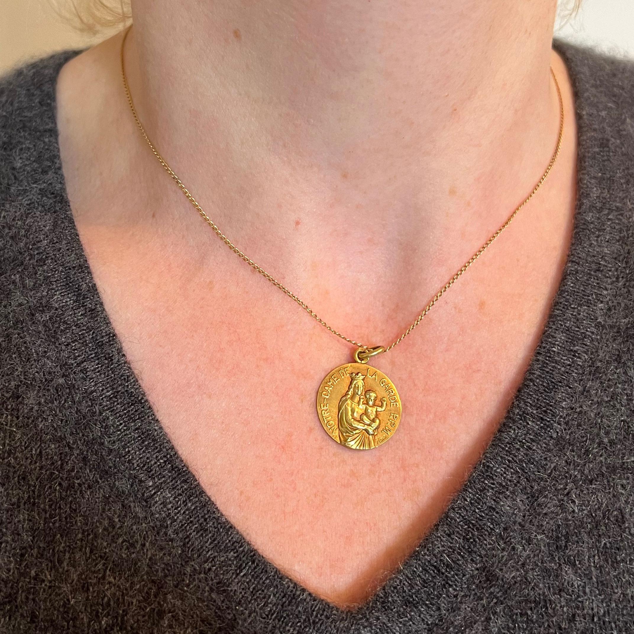 Women's or Men's French Notre Dame de La Garde Marseille Madonna 18 Karat Yellow Gold Medal Charm For Sale