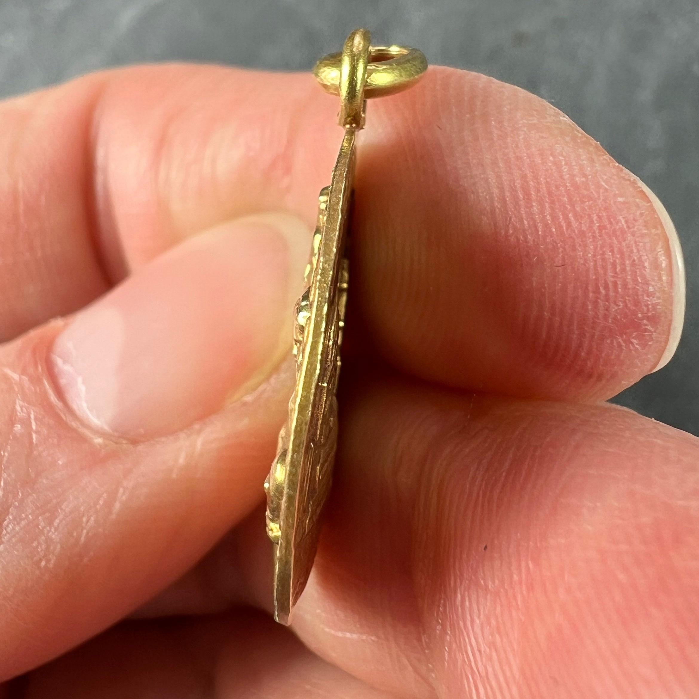French Notre Dame de La Garde Marseille Madonna 18 Karat Yellow Gold Medal Charm For Sale 4