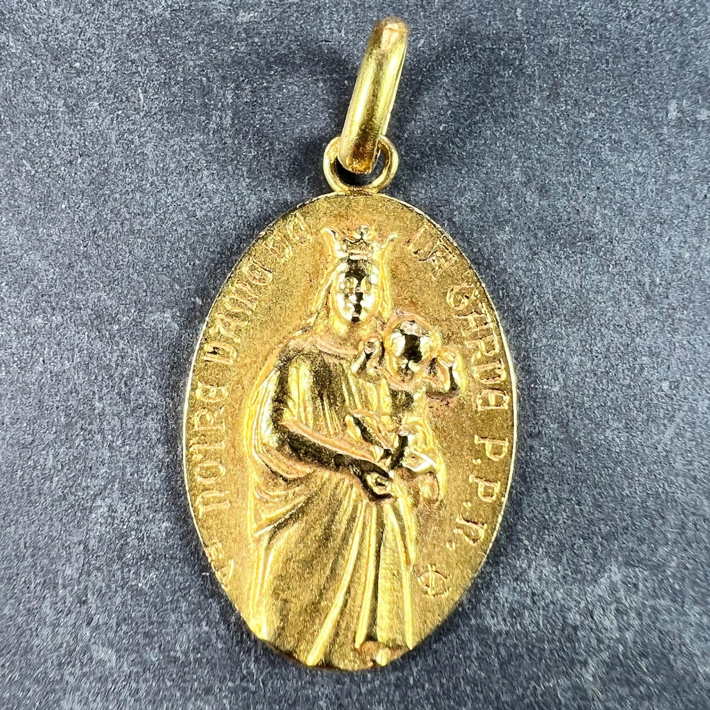 Pendentif à breloques en or jaune 18 carats (18K) conçu comme une médaille ovale représentant la Vierge à l'Enfant avec la phrase 