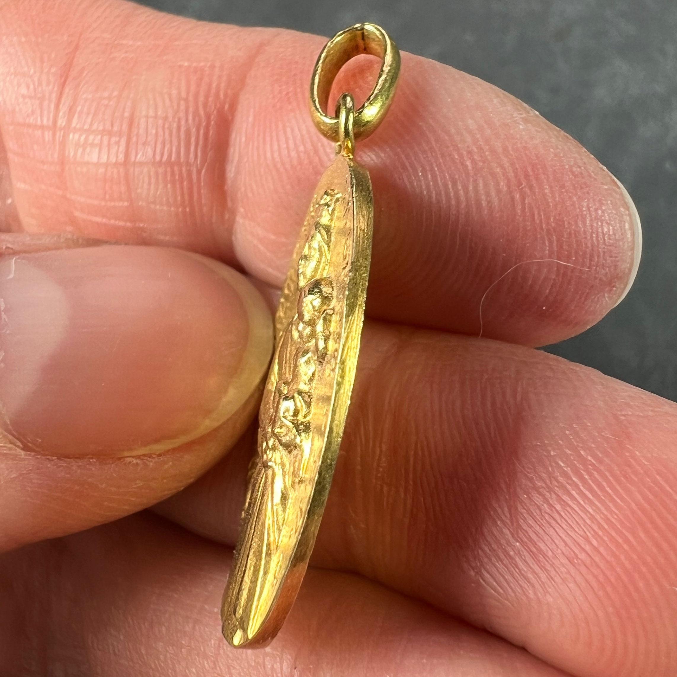 Pendentif français Notre Dame de la Garde Marseilles en or jaune 18 carats Unisexe en vente