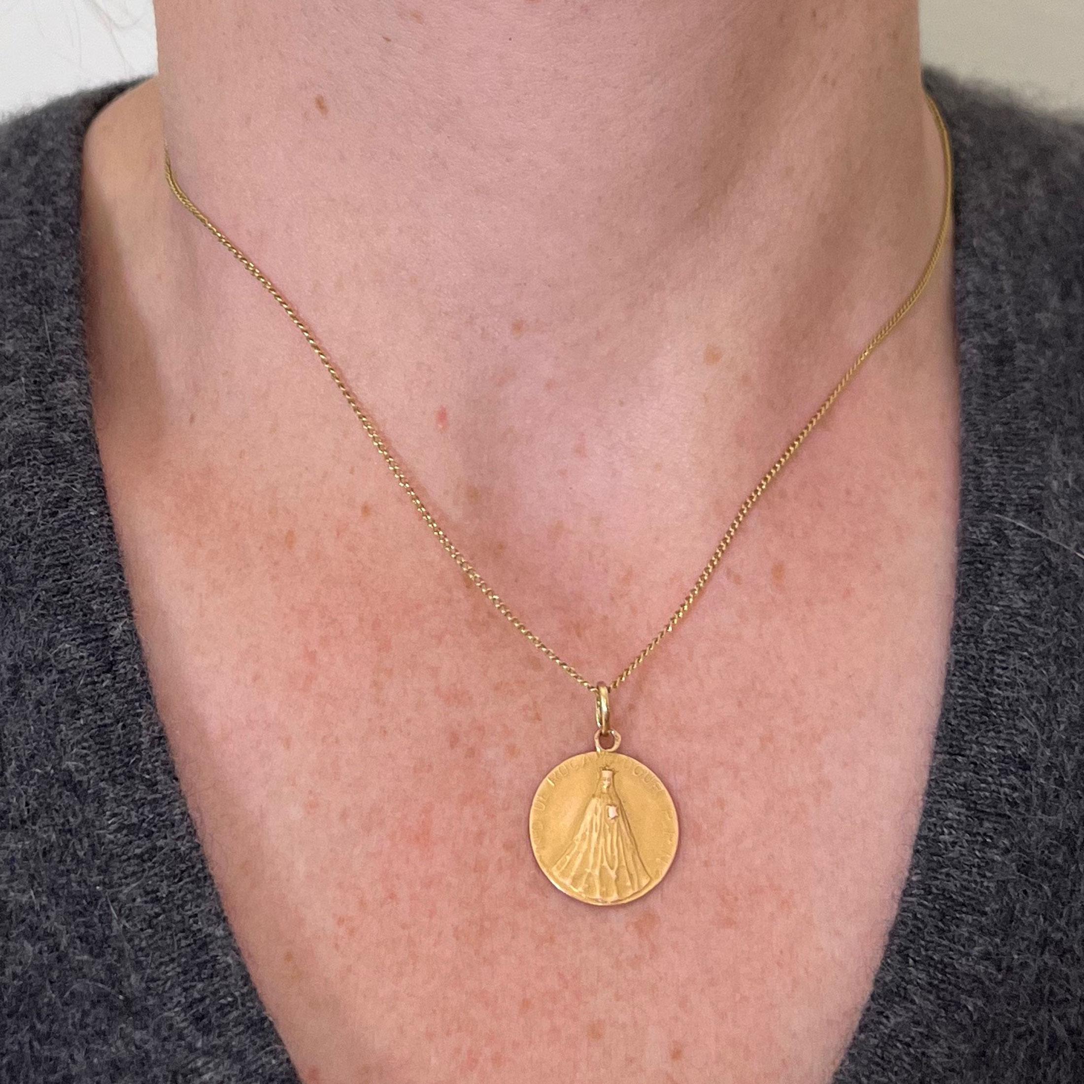 Femenino o masculino Colgante Medalla de la Virgen María francesa de Notre Dame de Rocamadour en oro amarillo de 18 quilates en venta