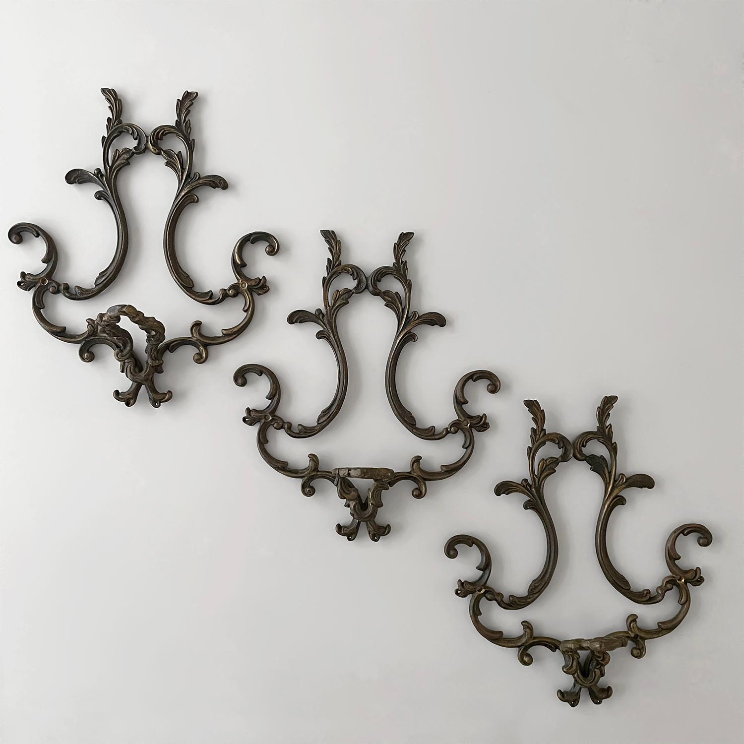 Appendiabiti da parete in bronzo scolpito in stile francese Nouveau
Francia, inizio del XX secolo
Ci piace chiamare questo set le signore danzanti perché sembravano prendere vita mentre le fotografavamo.
Le piastre posteriori del centrino in bronzo,